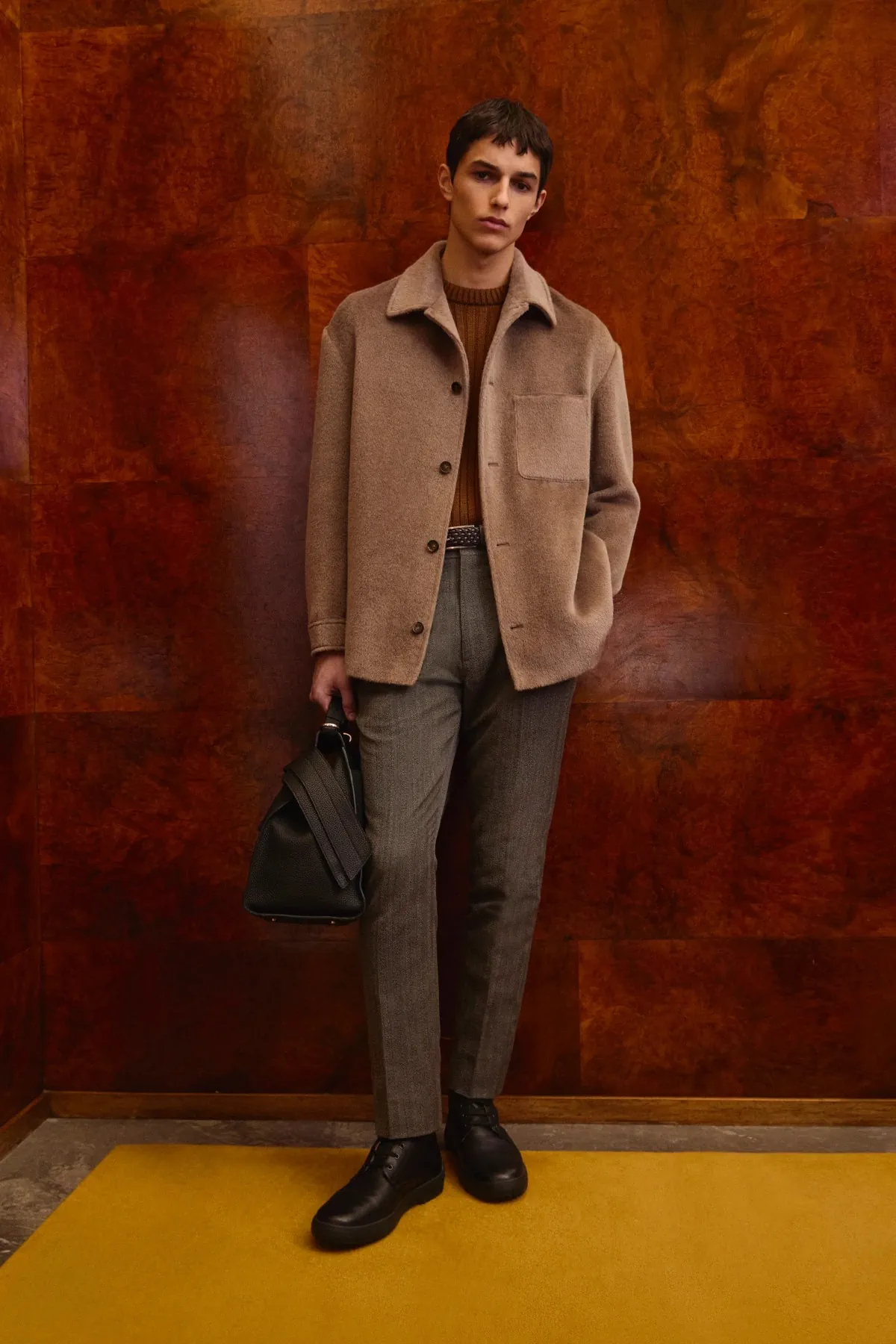 La collection automne 2025 de Tod's rend hommage à l'artisanat italien et au design moderne
