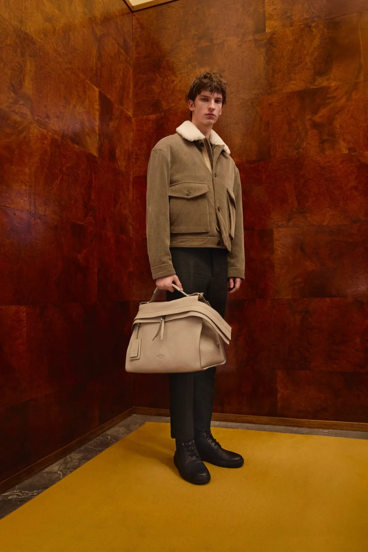 La collection automne 2025 de Tod's rend hommage à l'artisanat italien et au design moderne