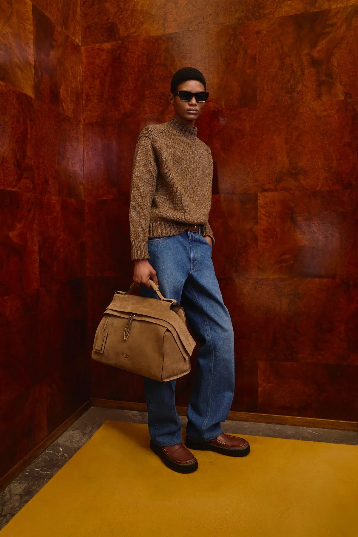 La collection automne 2025 de Tod's rend hommage à l'artisanat italien et au design moderne