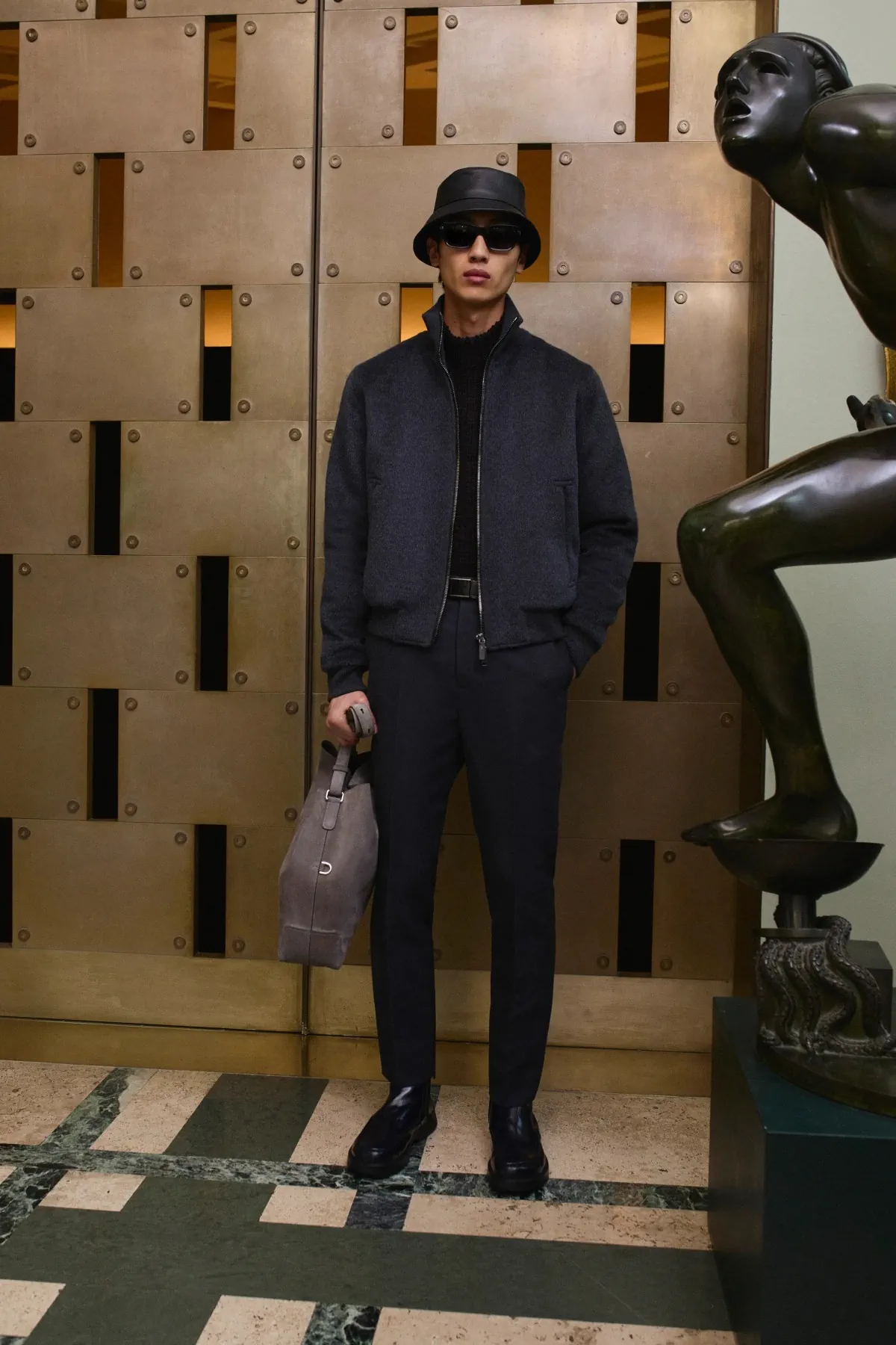 La collection automne 2025 de Tod's rend hommage à l'artisanat italien et au design moderne
