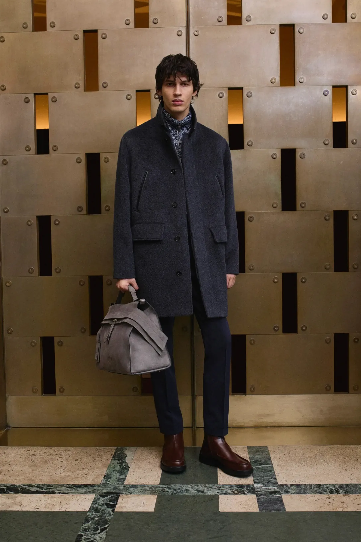 La collection automne 2025 de Tod's rend hommage à l'artisanat italien et au design moderne
