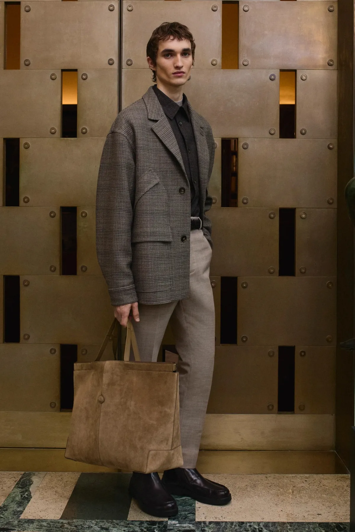 La collection automne 2025 de Tod's rend hommage à l'artisanat italien et au design moderne