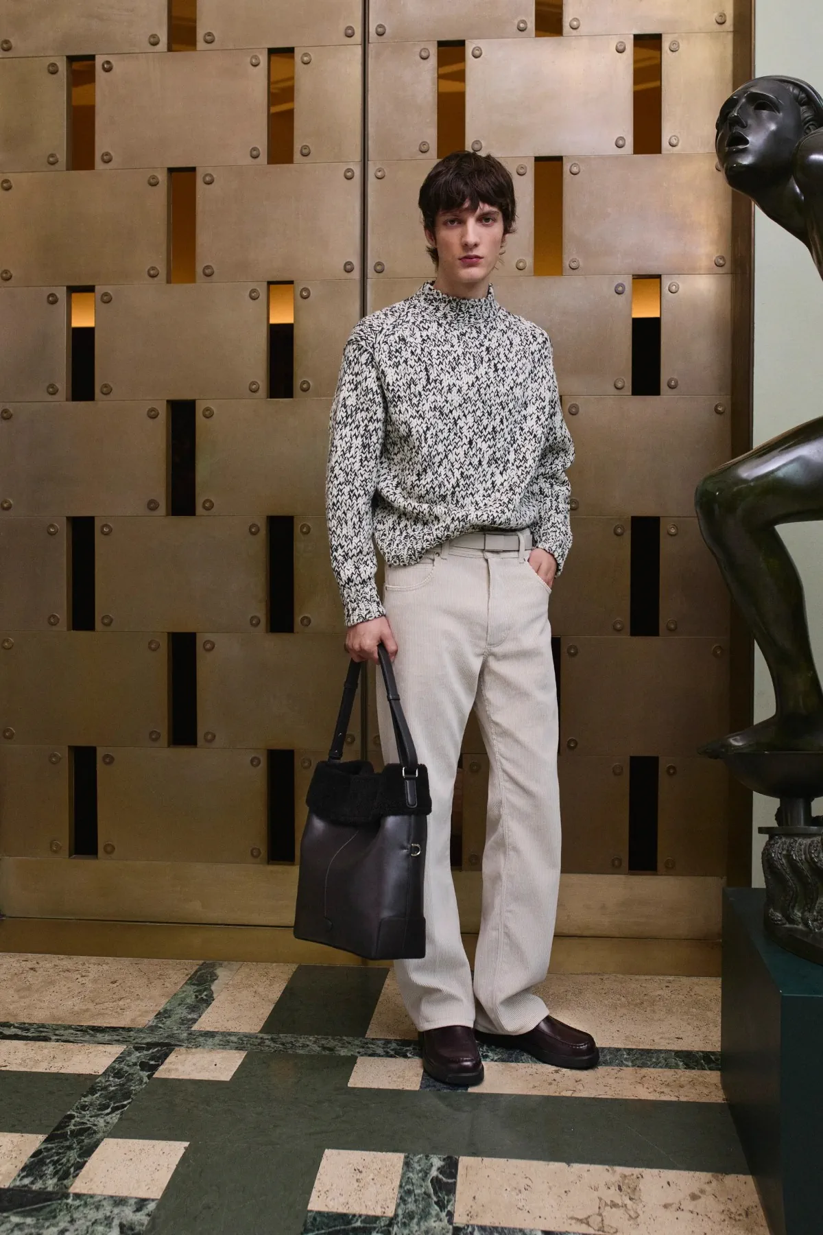 La collection automne 2025 de Tod's rend hommage à l'artisanat italien et au design moderne