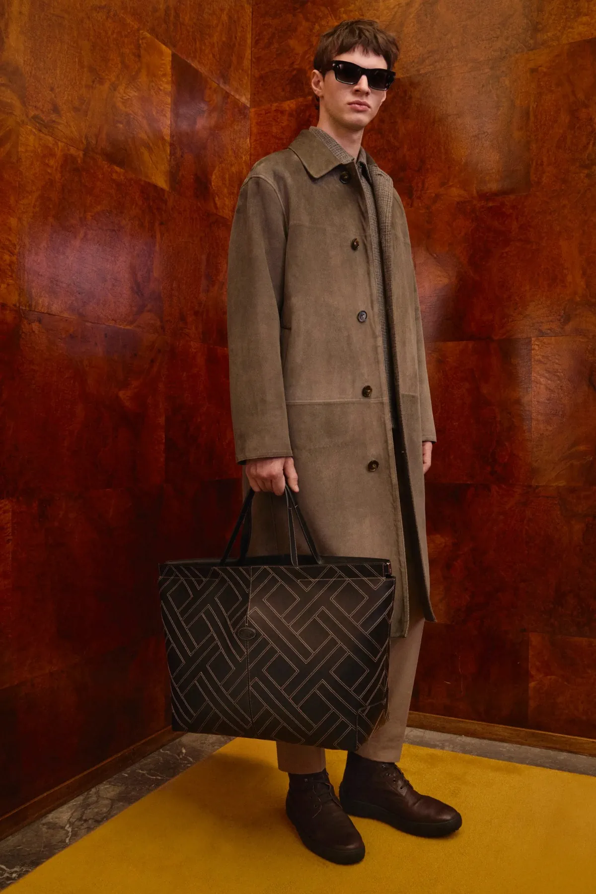 La collection automne 2025 de Tod's rend hommage à l'artisanat italien et au design moderne