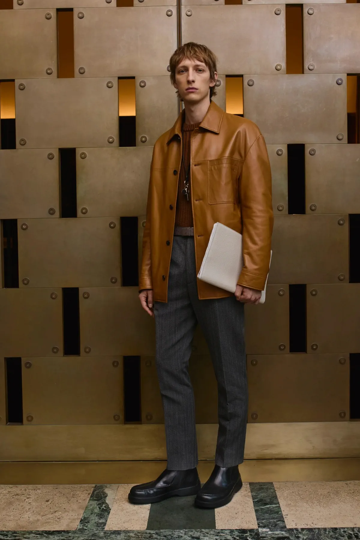 La collection automne 2025 de Tod's rend hommage à l'artisanat italien et au design moderne