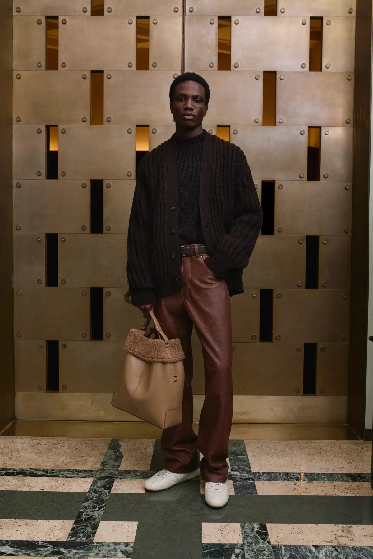 La collection automne 2025 de Tod's rend hommage à l'artisanat italien et au design moderne