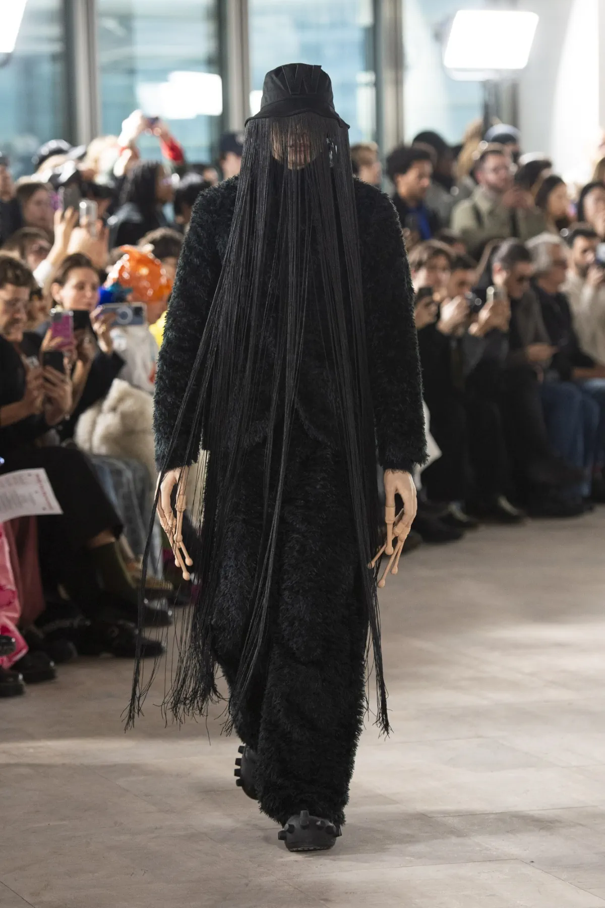 Walter Van Beirendonck trace une voie audacieuse avec sa collection automne 2025