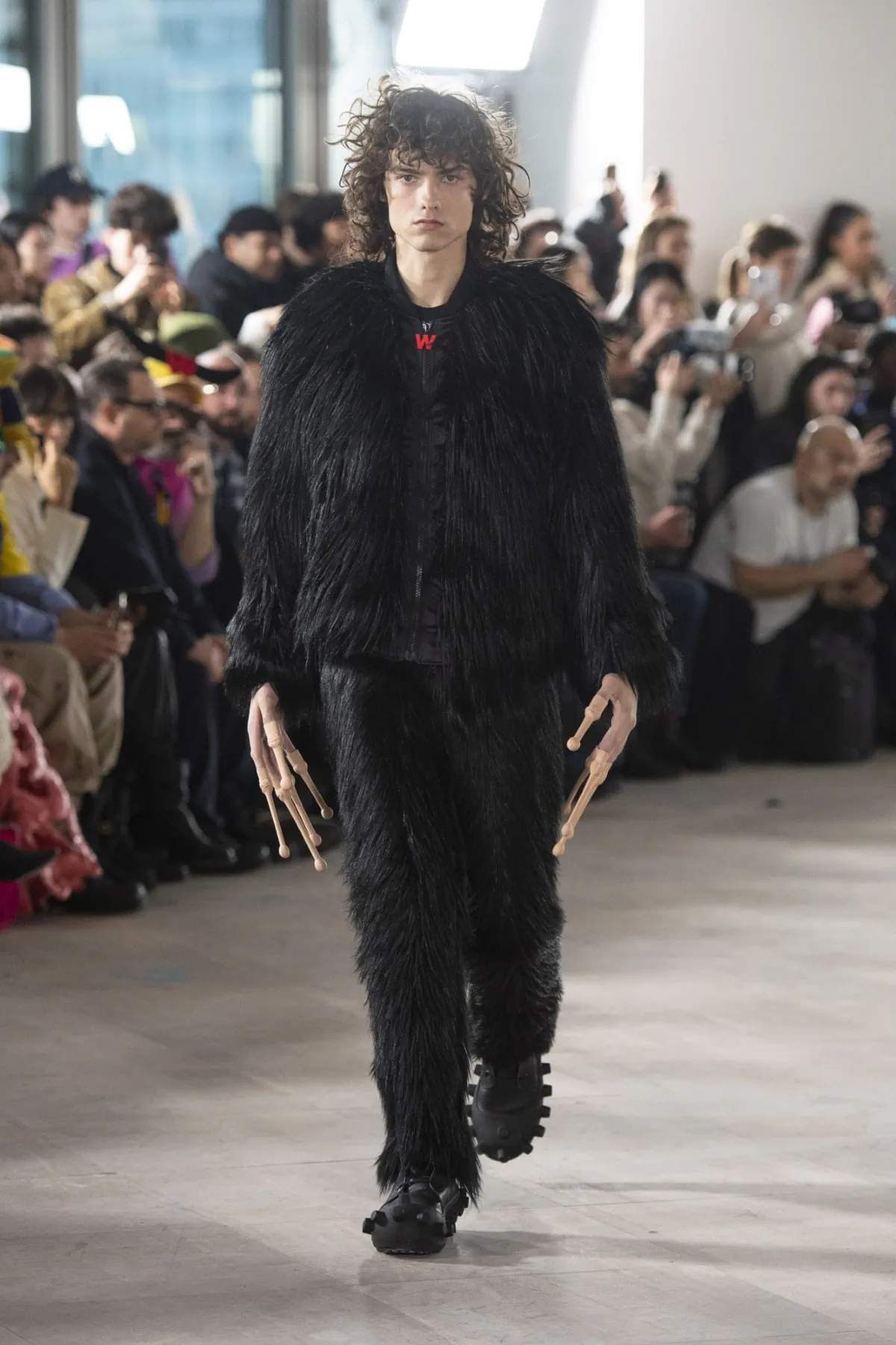 Walter Van Beirendonck trace une voie audacieuse avec sa collection automne 2025