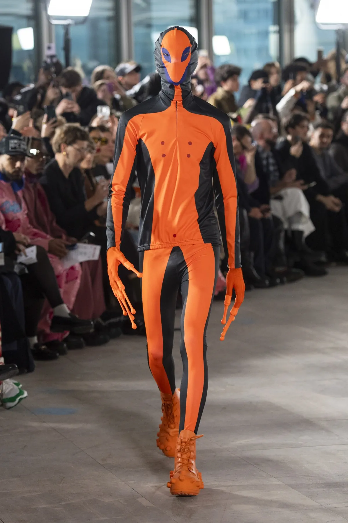 Walter Van Beirendonck trace une voie audacieuse avec sa collection automne 2025