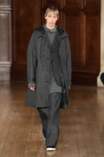 White Mountaineering Fall Winter 2025 Paris Fashion Week 1 Pour l'automne 2025, White Mountaineering associe les racines brutalistes à l'utilité alpine