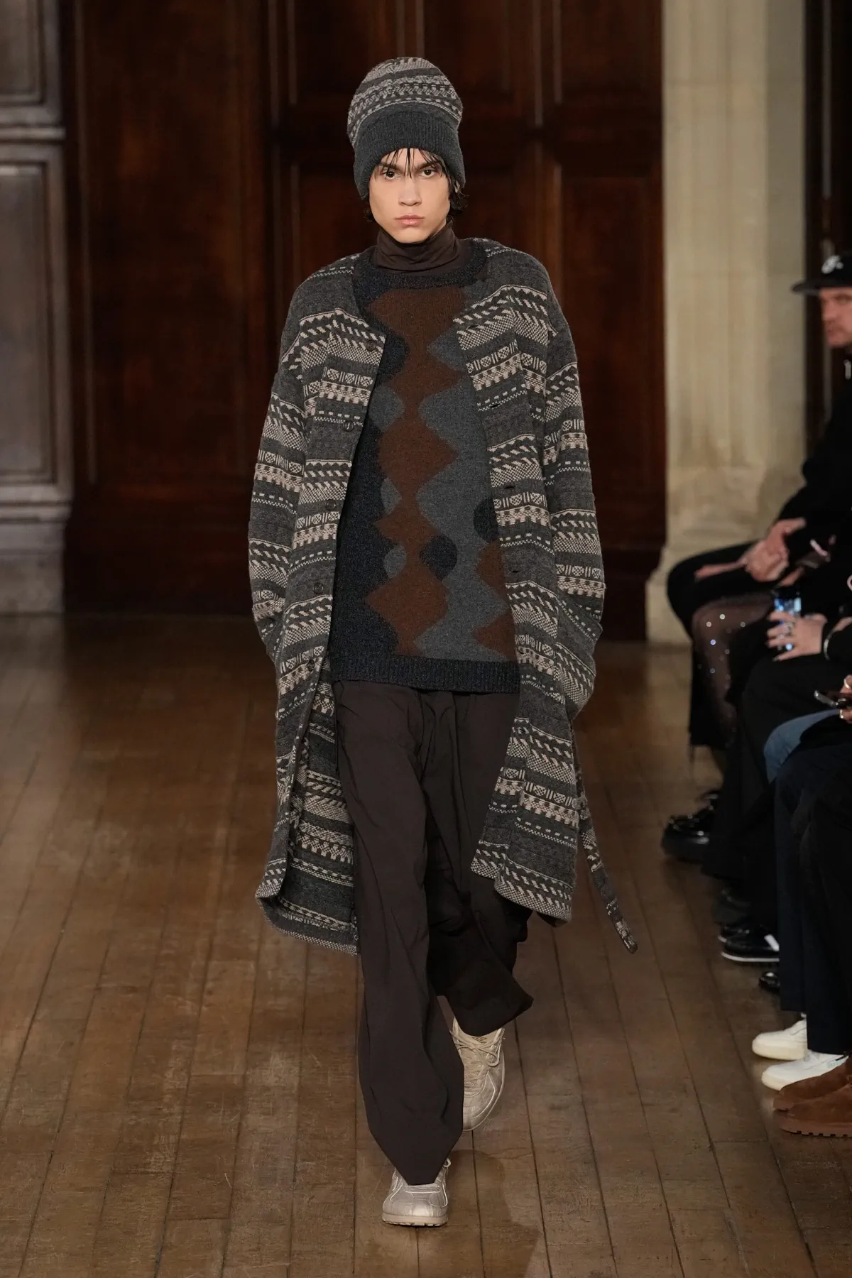 Pour l'automne 2025, White Mountaineering associe les racines brutalistes à l'utilité alpine