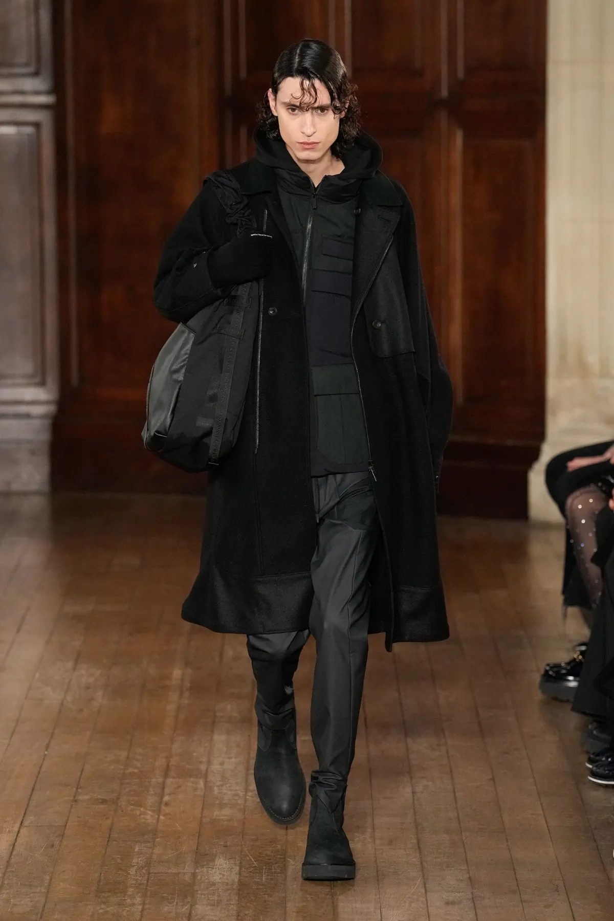 Pour l'automne 2025, White Mountaineering associe les racines brutalistes à l'utilité alpine