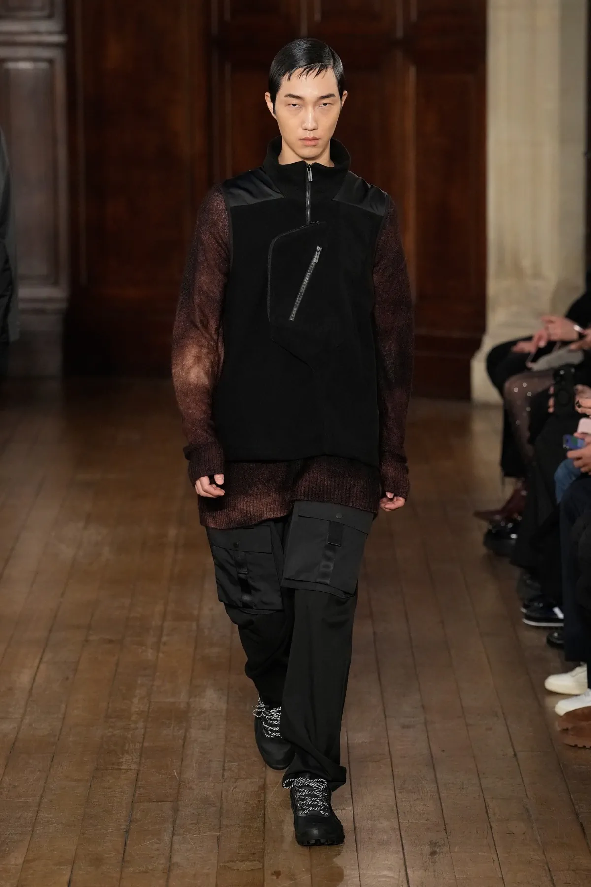 Pour l'automne 2025, White Mountaineering associe les racines brutalistes à l'utilité alpine