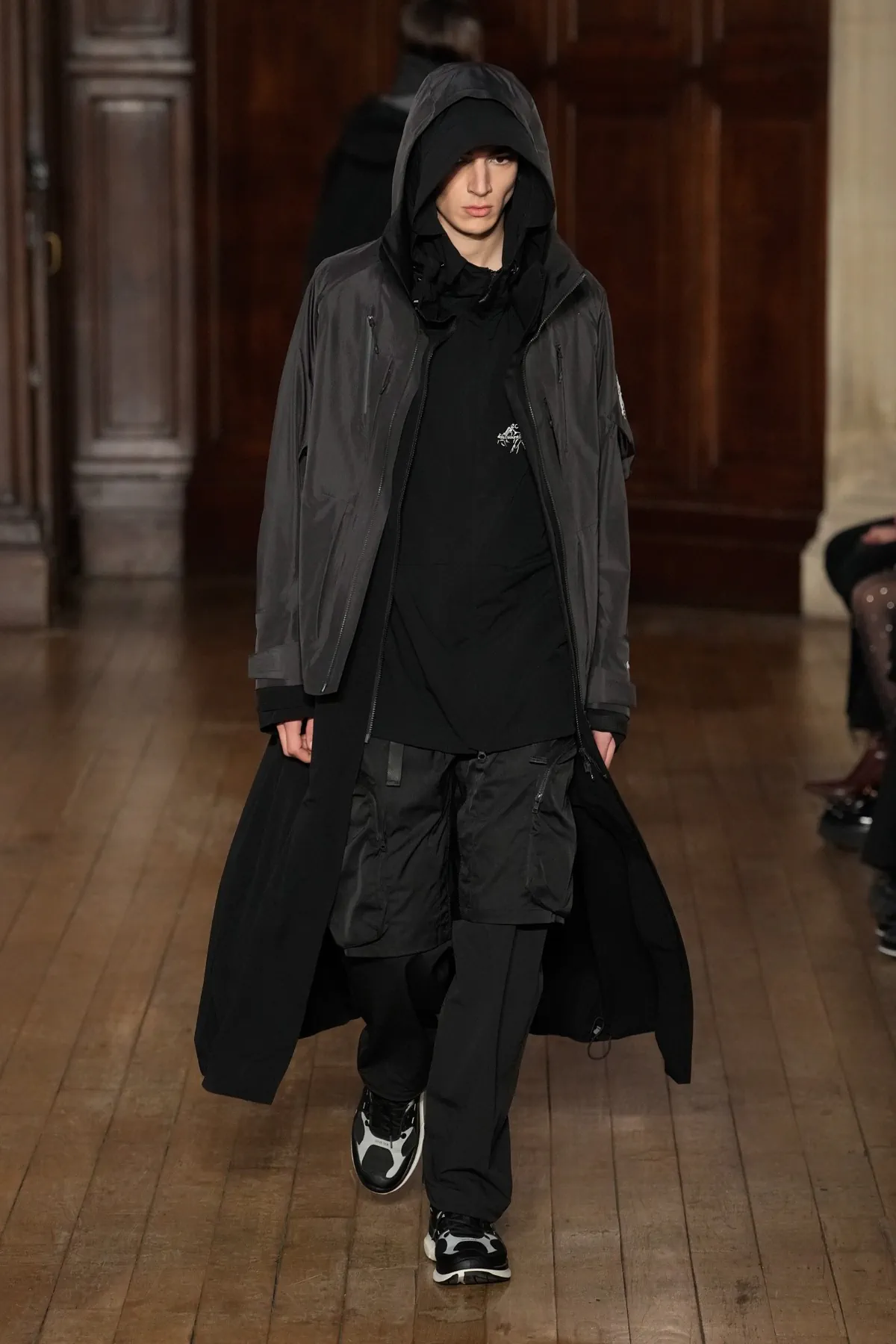 Pour l'automne 2025, White Mountaineering associe les racines brutalistes à l'utilité alpine