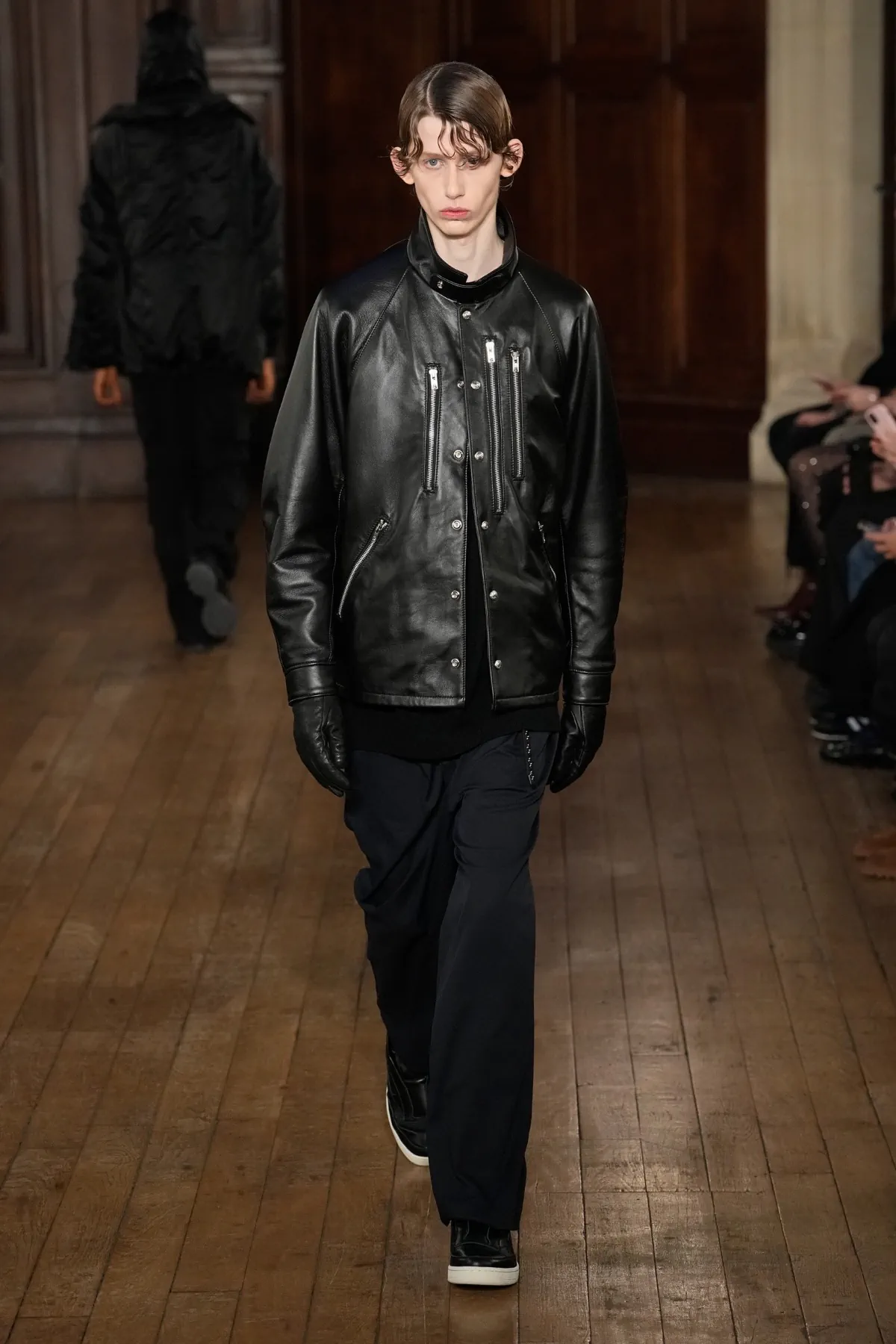 Pour l'automne 2025, White Mountaineering associe les racines brutalistes à l'utilité alpine