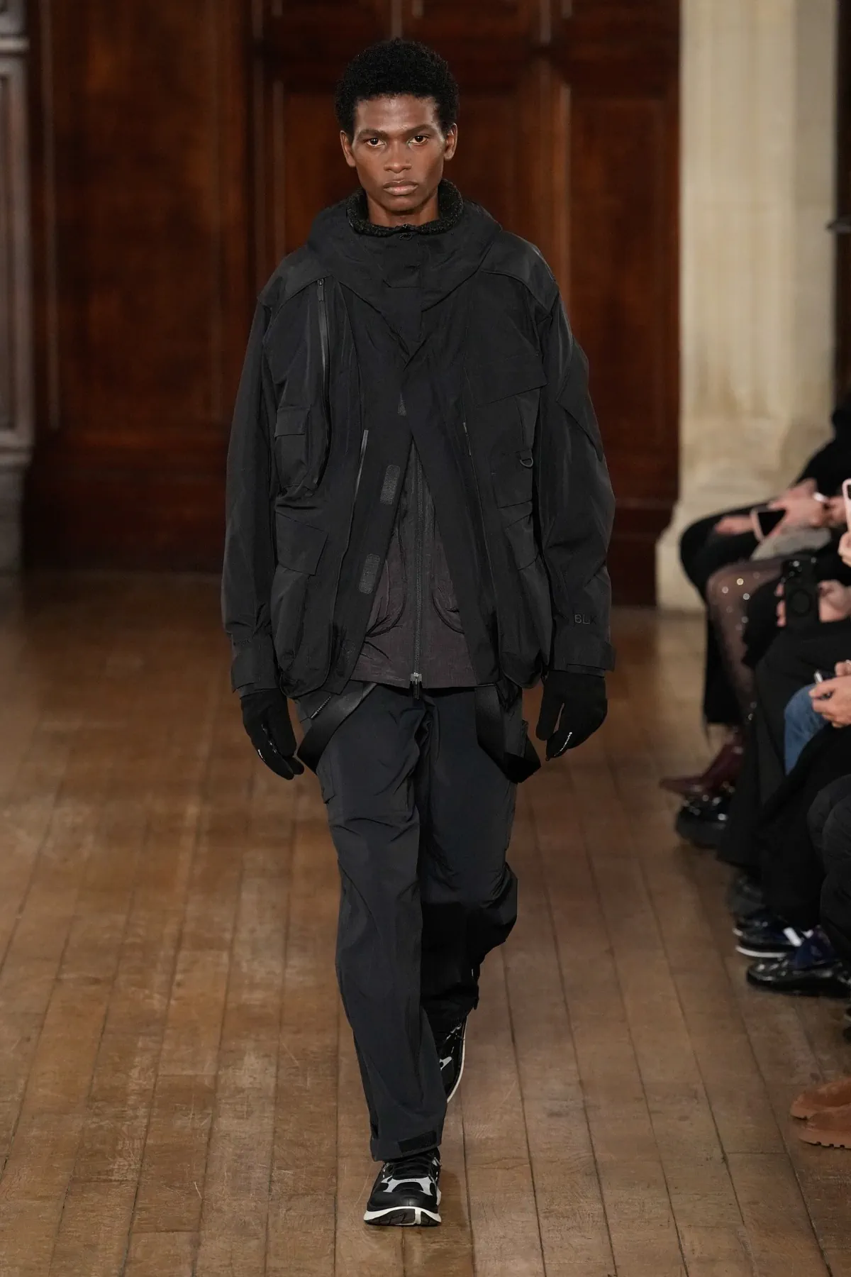 Pour l'automne 2025, White Mountaineering associe les racines brutalistes à l'utilité alpine