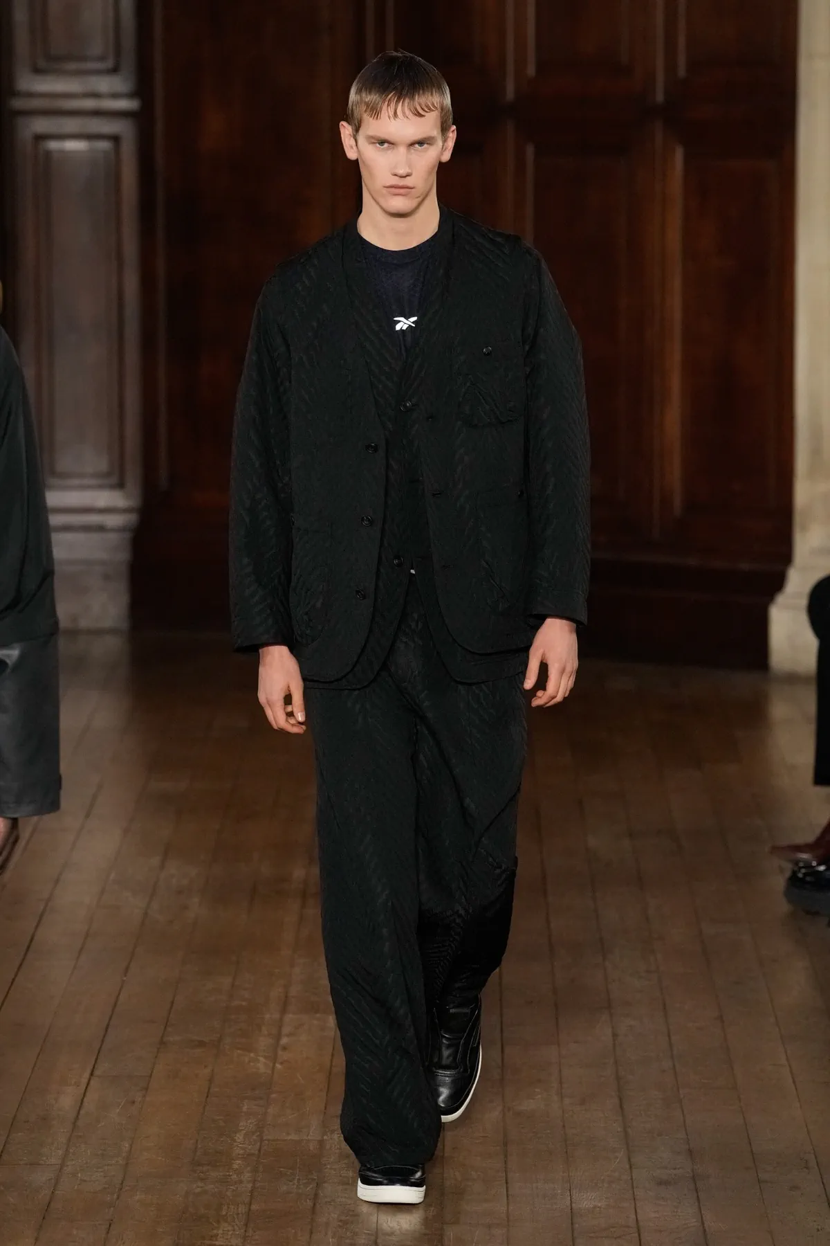 Pour l'automne 2025, White Mountaineering associe les racines brutalistes à l'utilité alpine