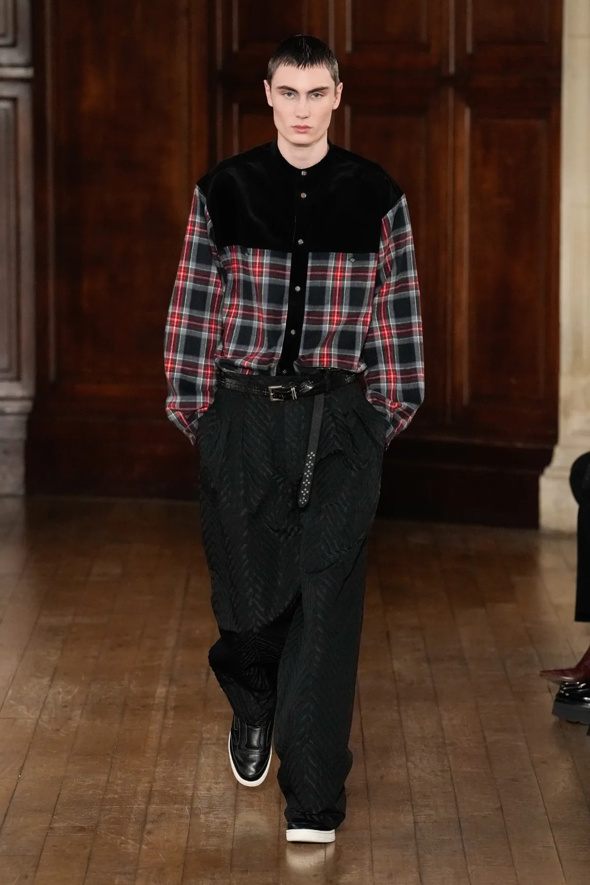 Pour l'automne 2025, White Mountaineering associe les racines brutalistes à l'utilité alpine