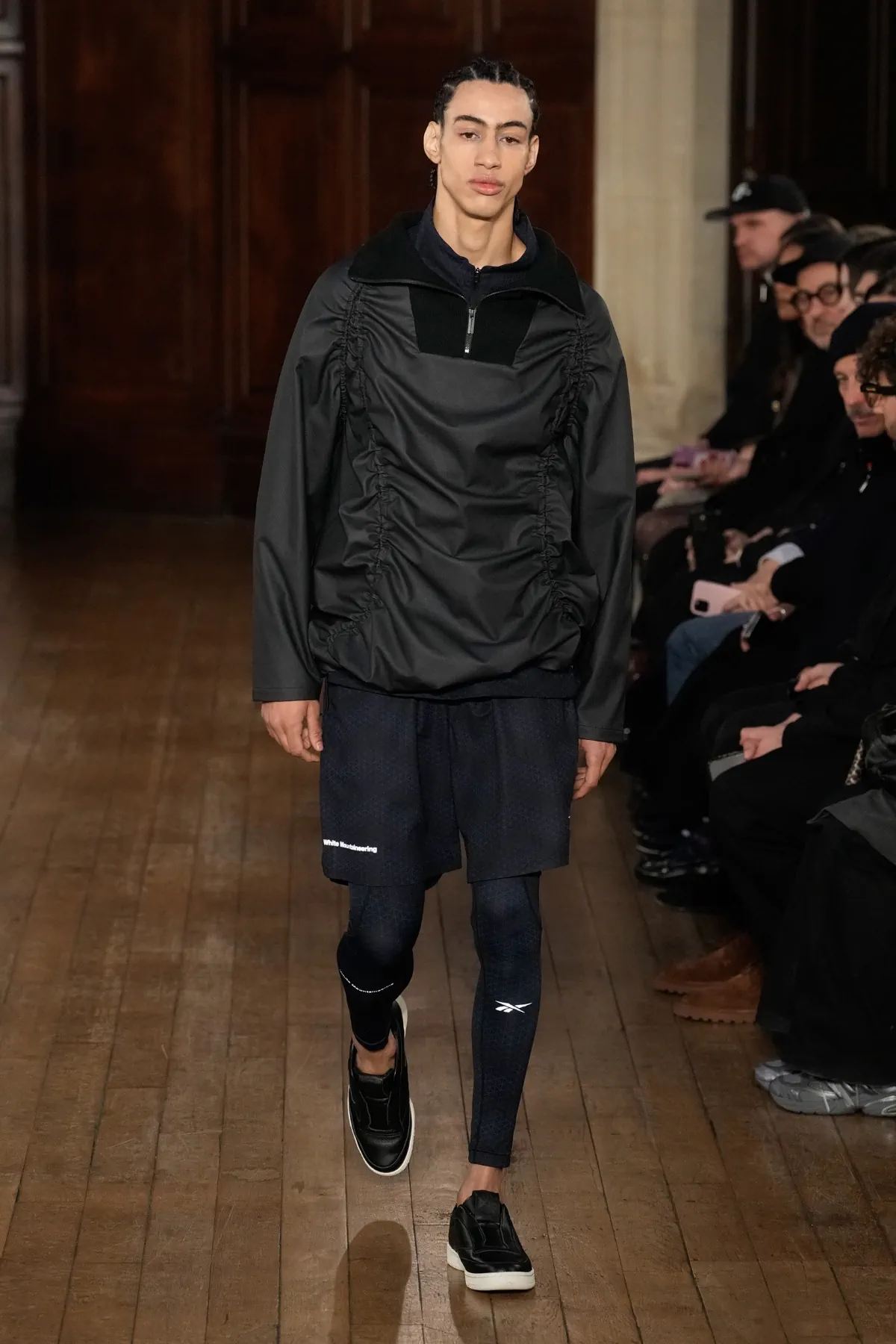 Pour l'automne 2025, White Mountaineering associe les racines brutalistes à l'utilité alpine