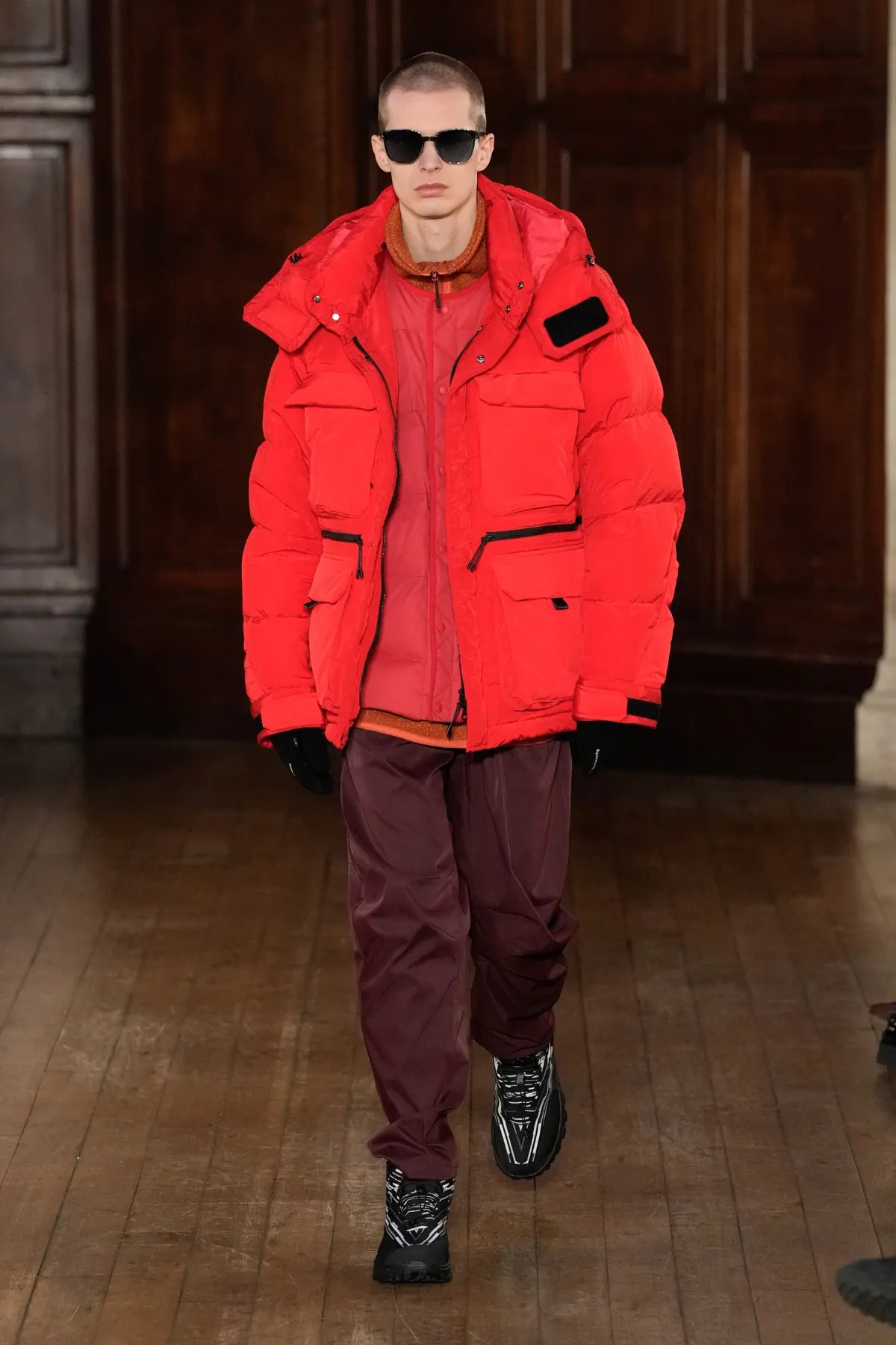 Pour l'automne 2025, White Mountaineering associe les racines brutalistes à l'utilité alpine