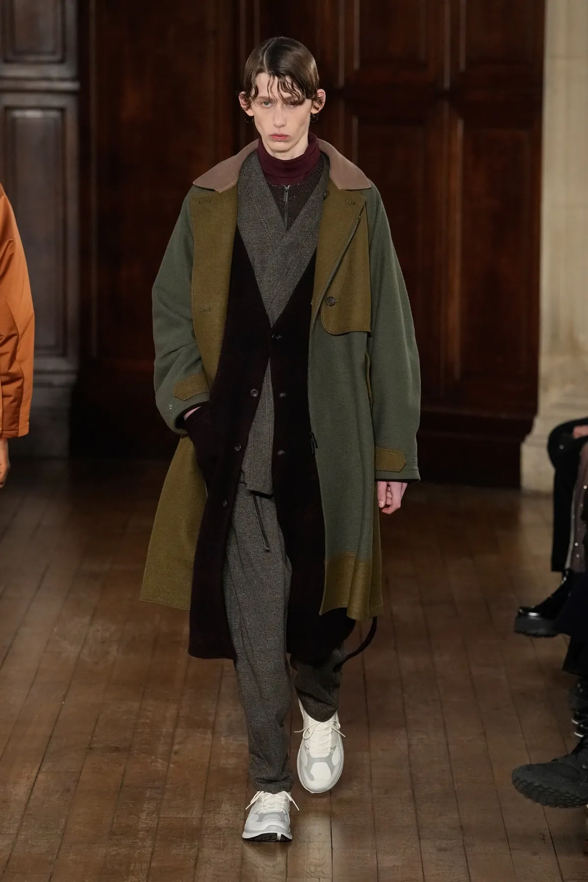 Pour l'automne 2025, White Mountaineering associe les racines brutalistes à l'utilité alpine