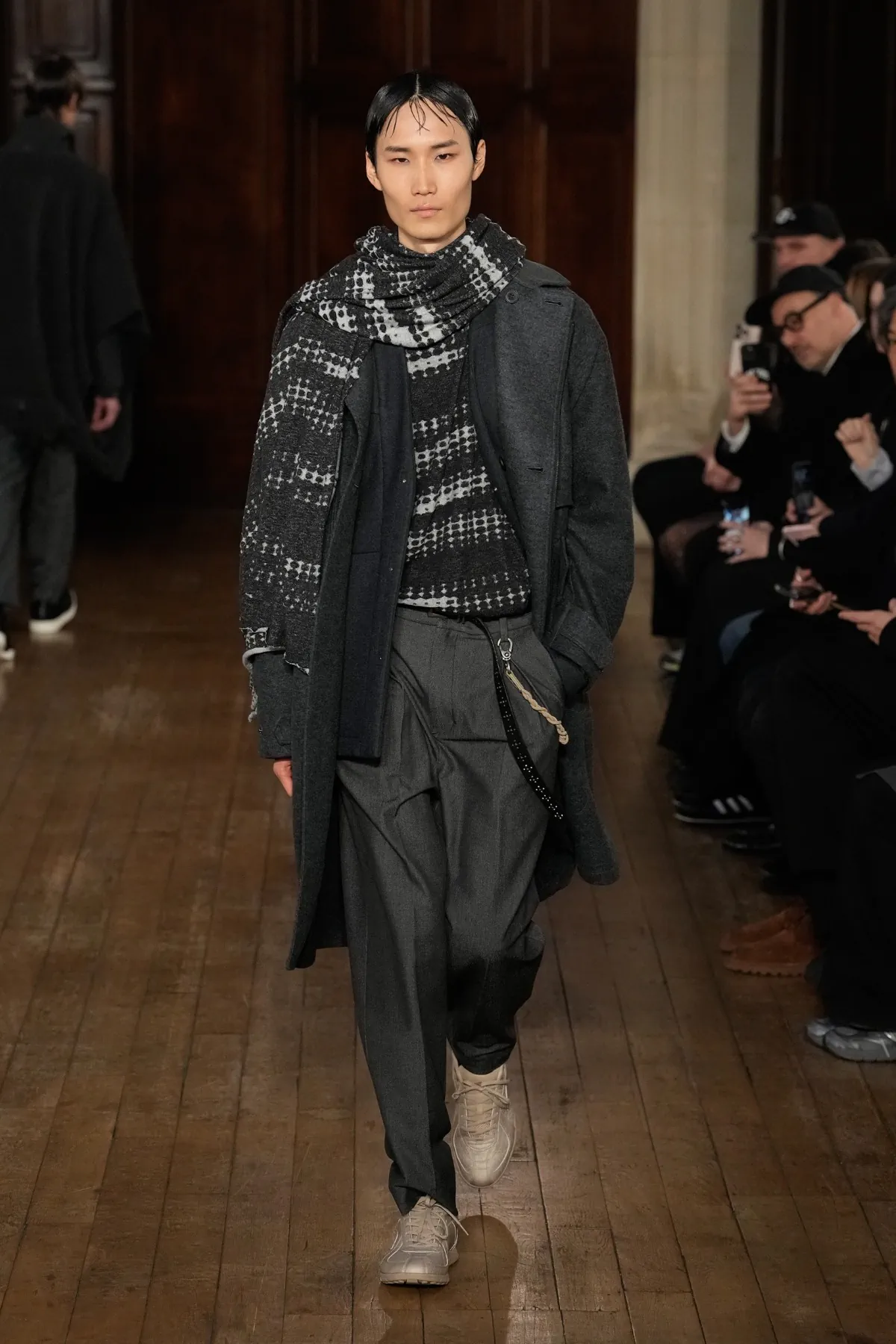 Pour l'automne 2025, White Mountaineering associe les racines brutalistes à l'utilité alpine