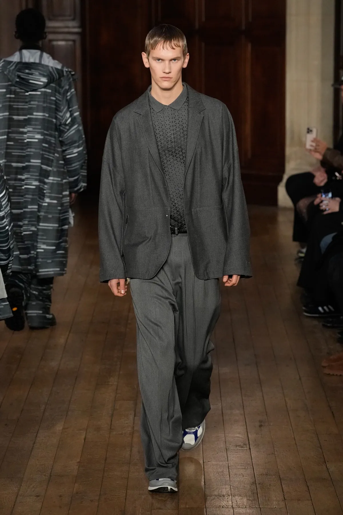 Pour l'automne 2025, White Mountaineering associe les racines brutalistes à l'utilité alpine