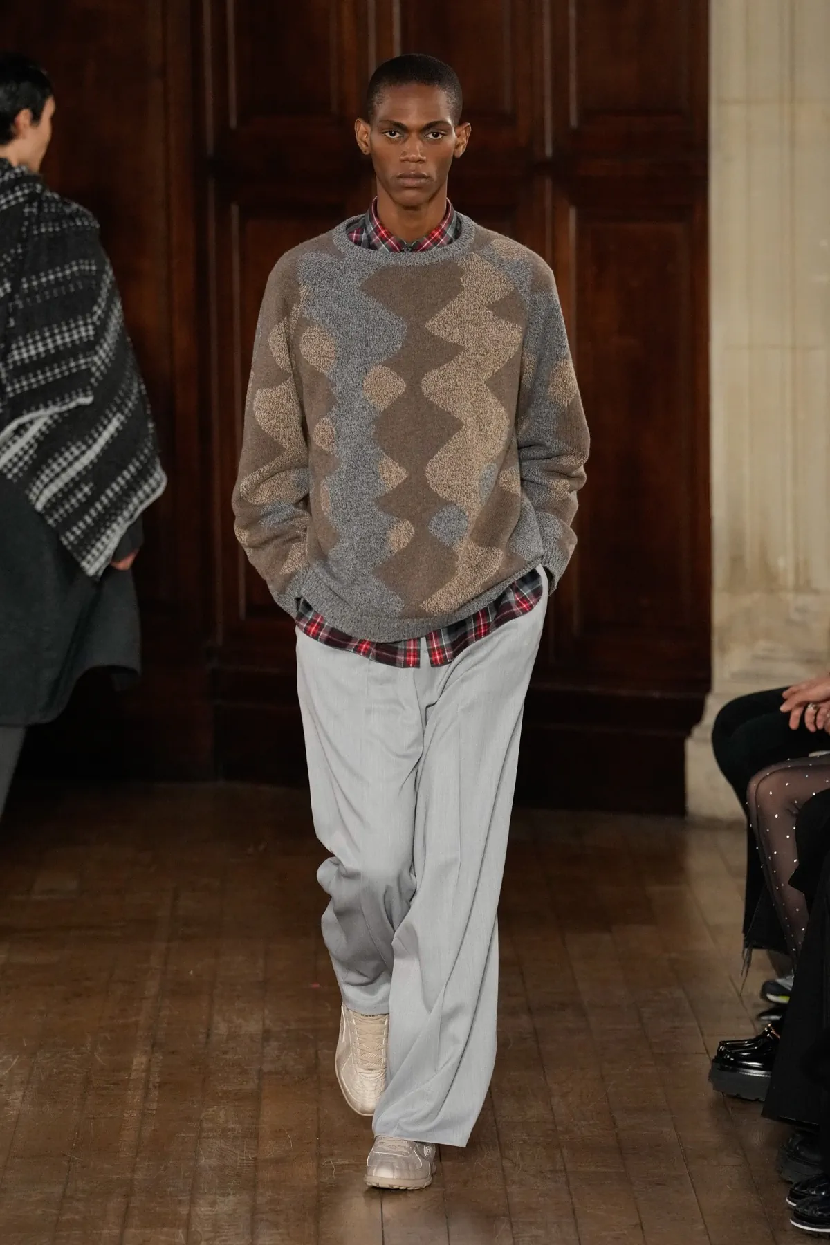 Pour l'automne 2025, White Mountaineering associe les racines brutalistes à l'utilité alpine