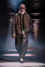 Pour la collection automne 2025 de Woolrich Black Label, Todd Snyder allie l'utilité robuste à la sophistication urbaine