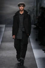 Yohji Yamamoto Fall Winter 2025 Paris Fashion Week 1 La collection automne 2025 de Yohji Yamamoto allie élégance et résistance aux rigueurs de l'hiver