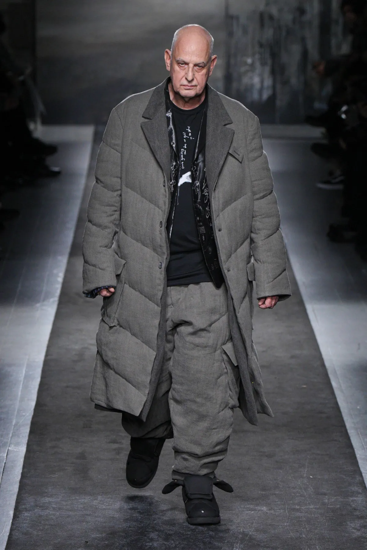 La collection automne 2025 de Yohji Yamamoto allie élégance et résistance aux rigueurs de l'hiver