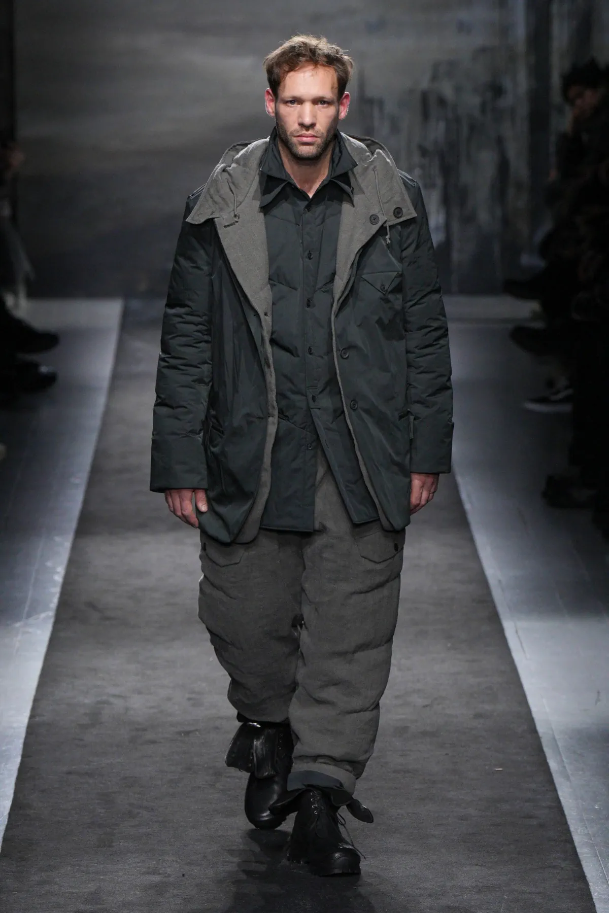 La collection automne 2025 de Yohji Yamamoto allie élégance et résistance aux rigueurs de l'hiver