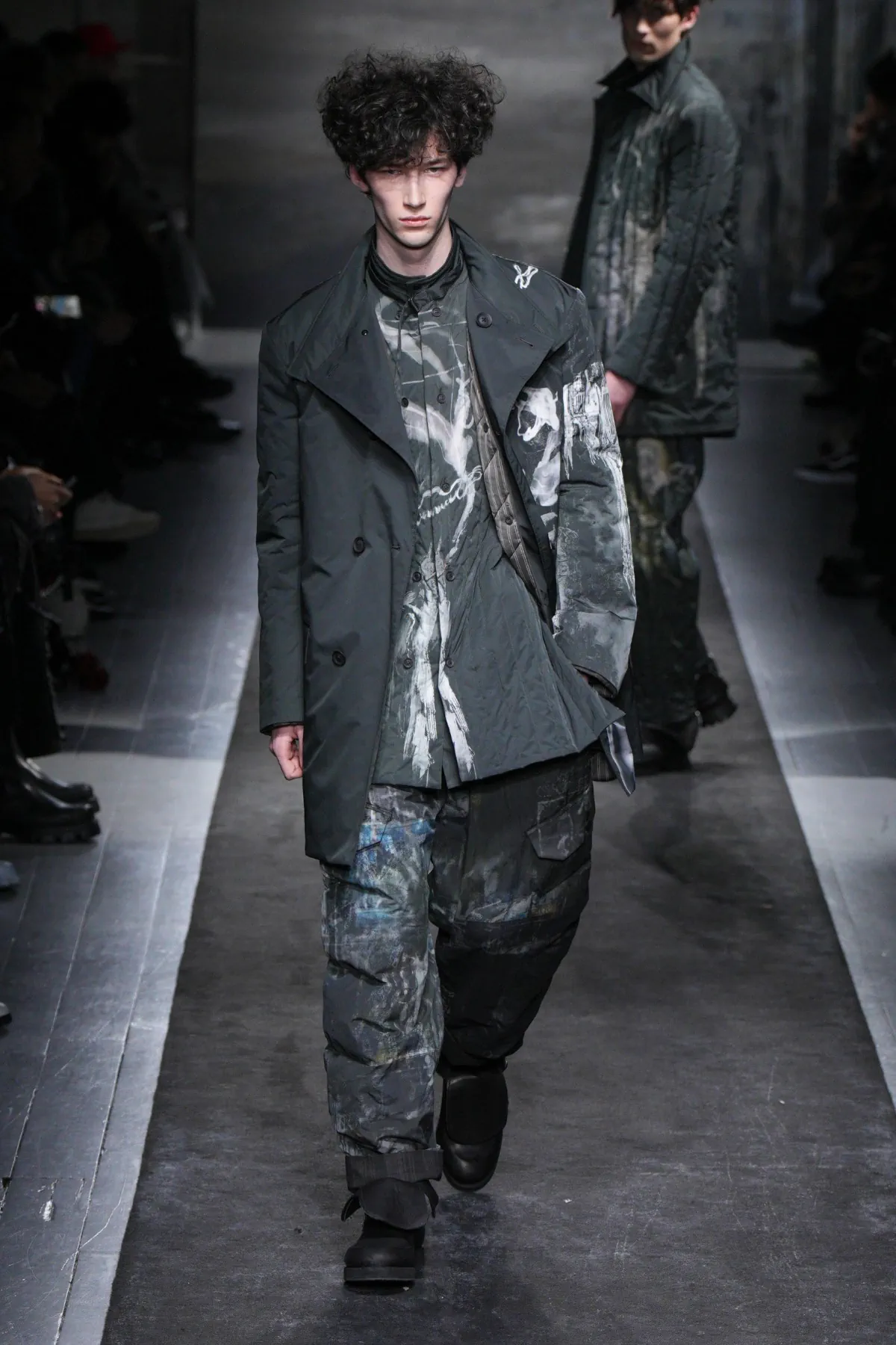 La collection automne 2025 de Yohji Yamamoto allie élégance et résistance aux rigueurs de l'hiver