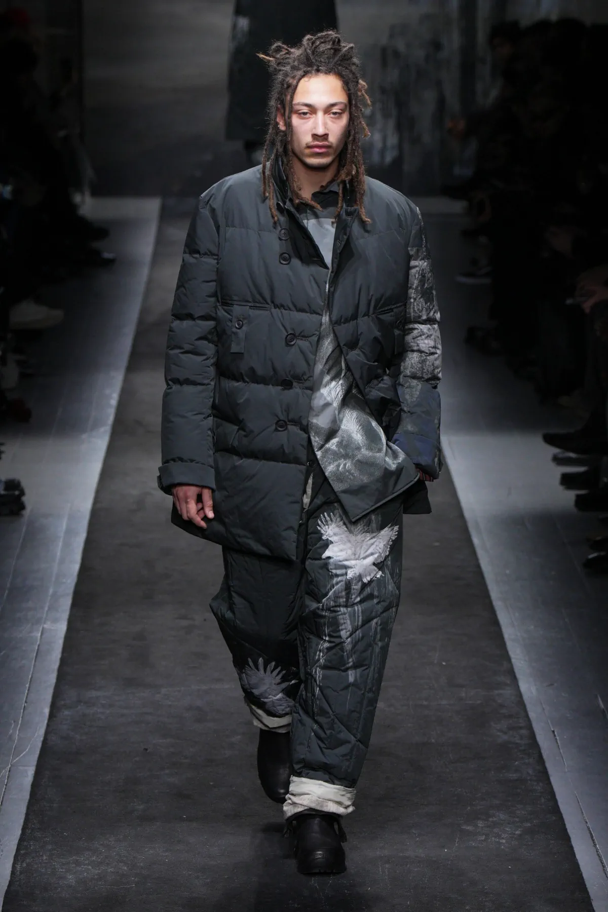 La collection automne 2025 de Yohji Yamamoto allie élégance et résistance aux rigueurs de l'hiver