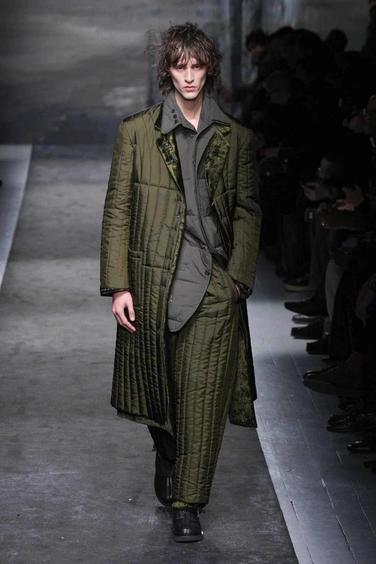 La collection automne 2025 de Yohji Yamamoto allie élégance et résistance aux rigueurs de l'hiver