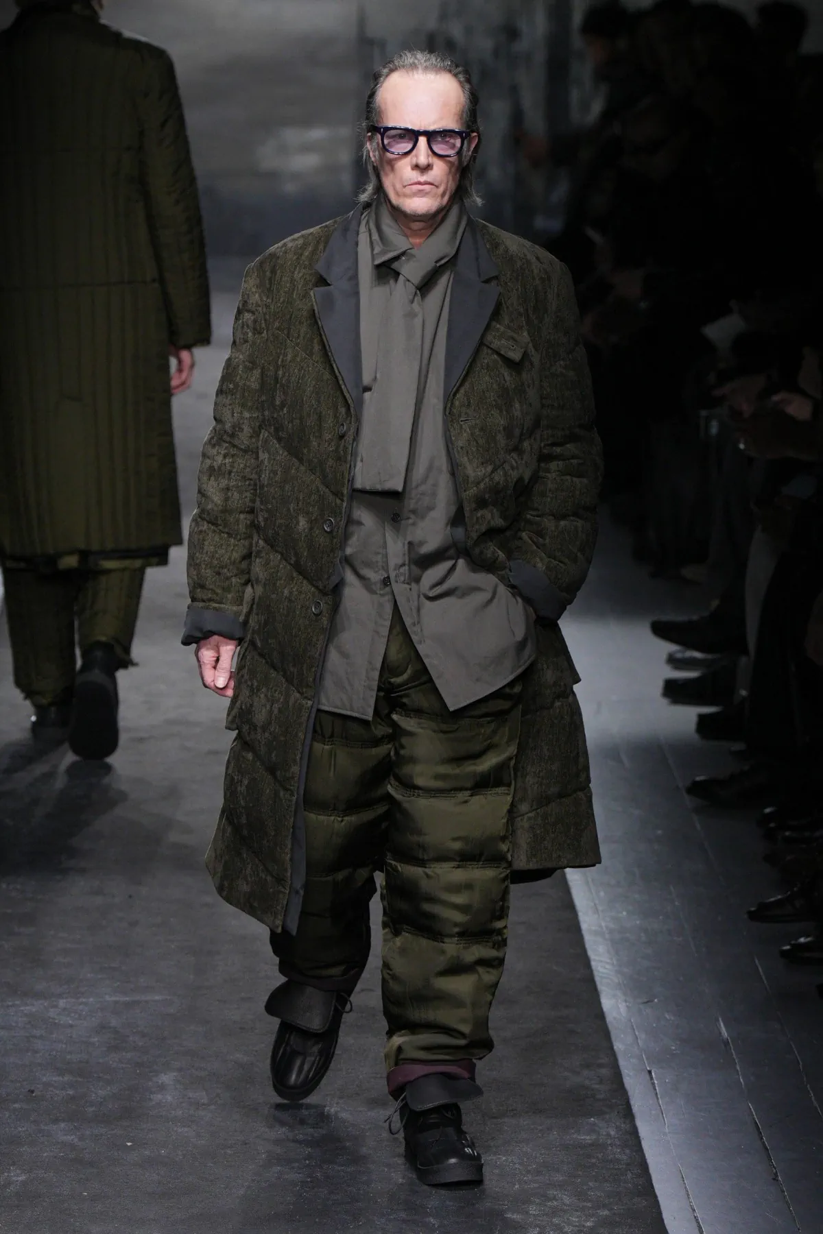 La collection automne 2025 de Yohji Yamamoto allie élégance et résistance aux rigueurs de l'hiver