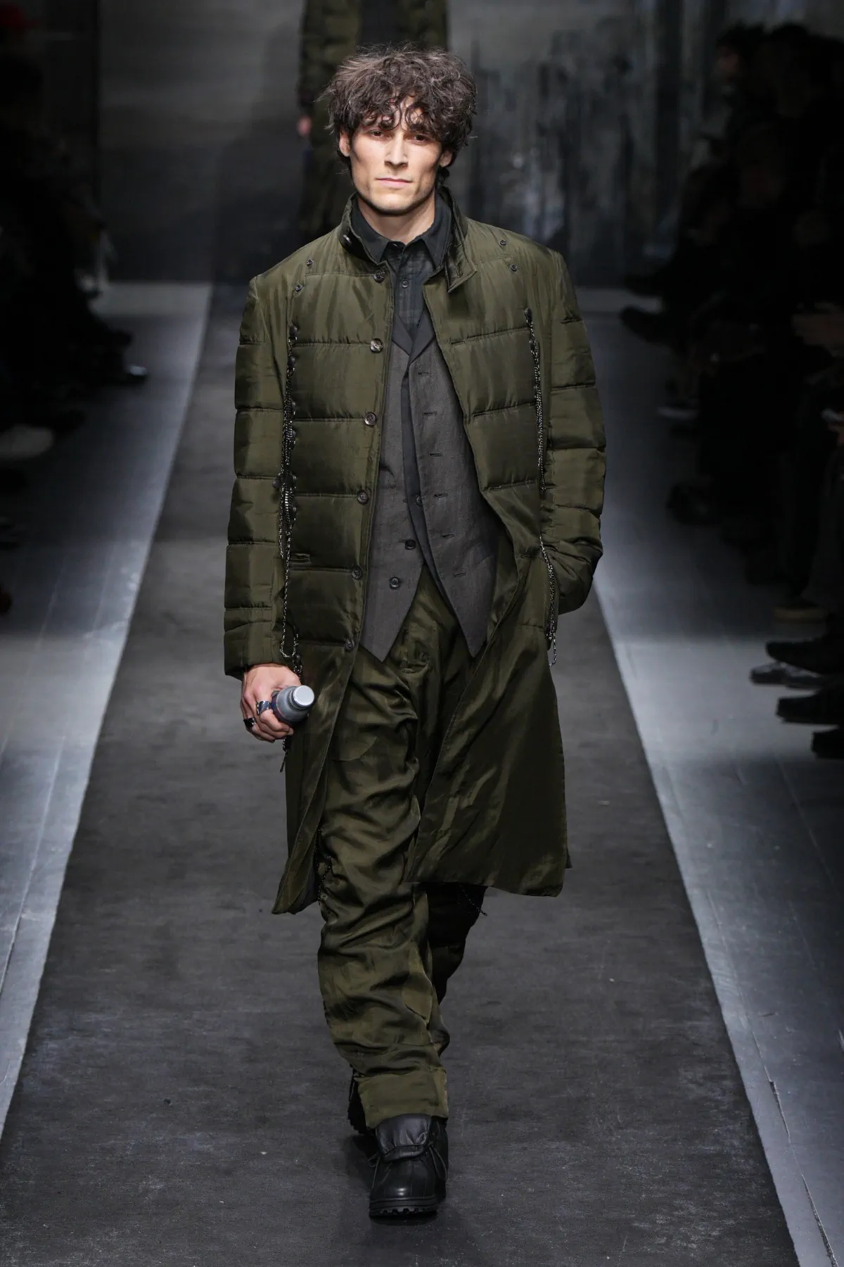 La collection automne 2025 de Yohji Yamamoto allie élégance et résistance aux rigueurs de l'hiver