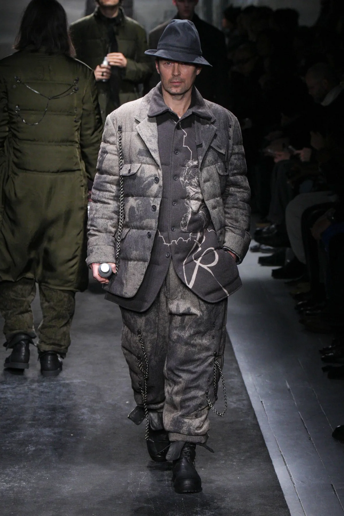 La collection automne 2025 de Yohji Yamamoto allie élégance et résistance aux rigueurs de l'hiver