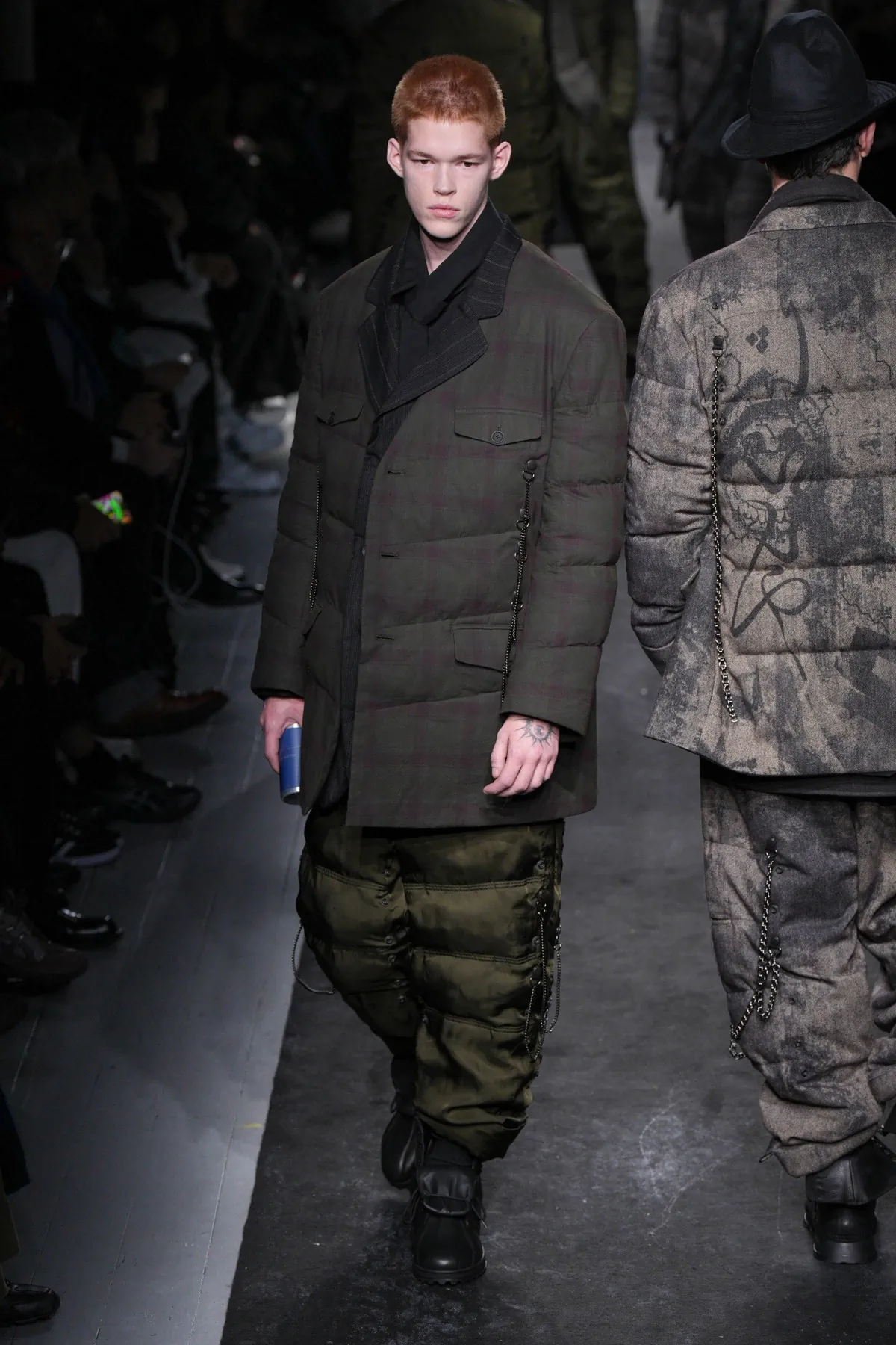 La collection automne 2025 de Yohji Yamamoto allie élégance et résistance aux rigueurs de l'hiver