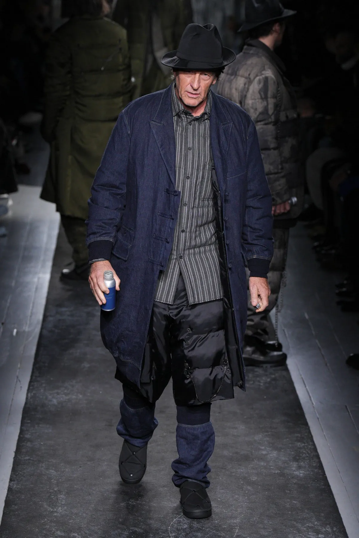 La collection automne 2025 de Yohji Yamamoto allie élégance et résistance aux rigueurs de l'hiver