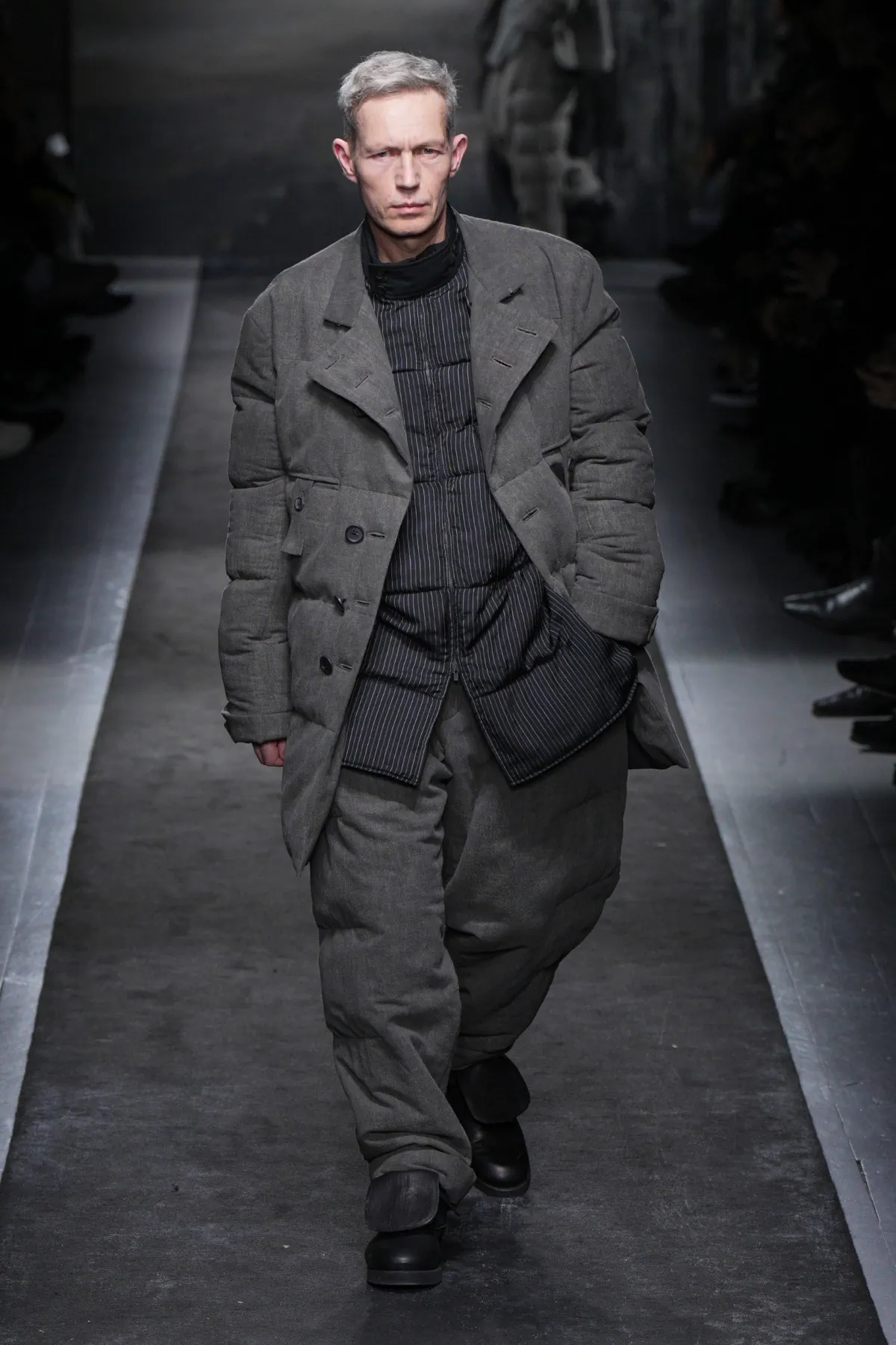 La collection automne 2025 de Yohji Yamamoto allie élégance et résistance aux rigueurs de l'hiver