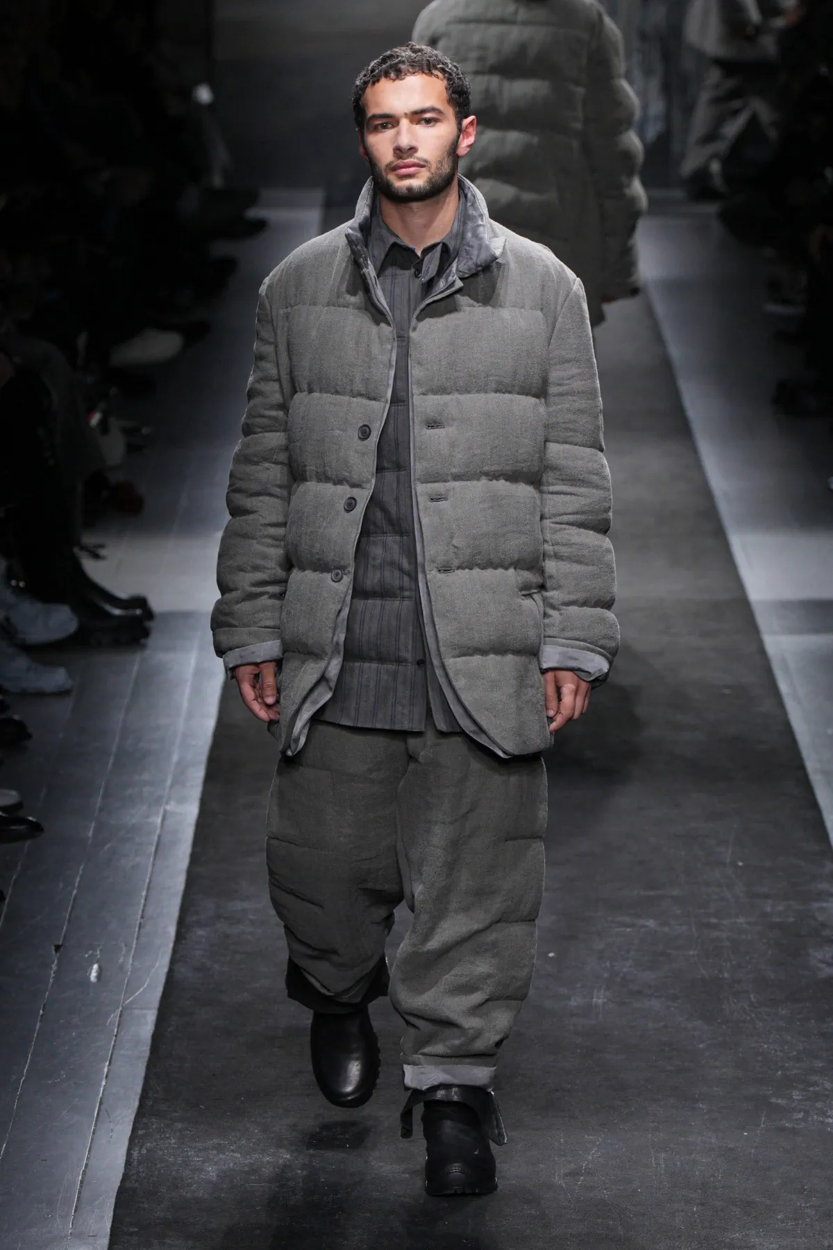 La collection automne 2025 de Yohji Yamamoto allie élégance et résistance aux rigueurs de l'hiver