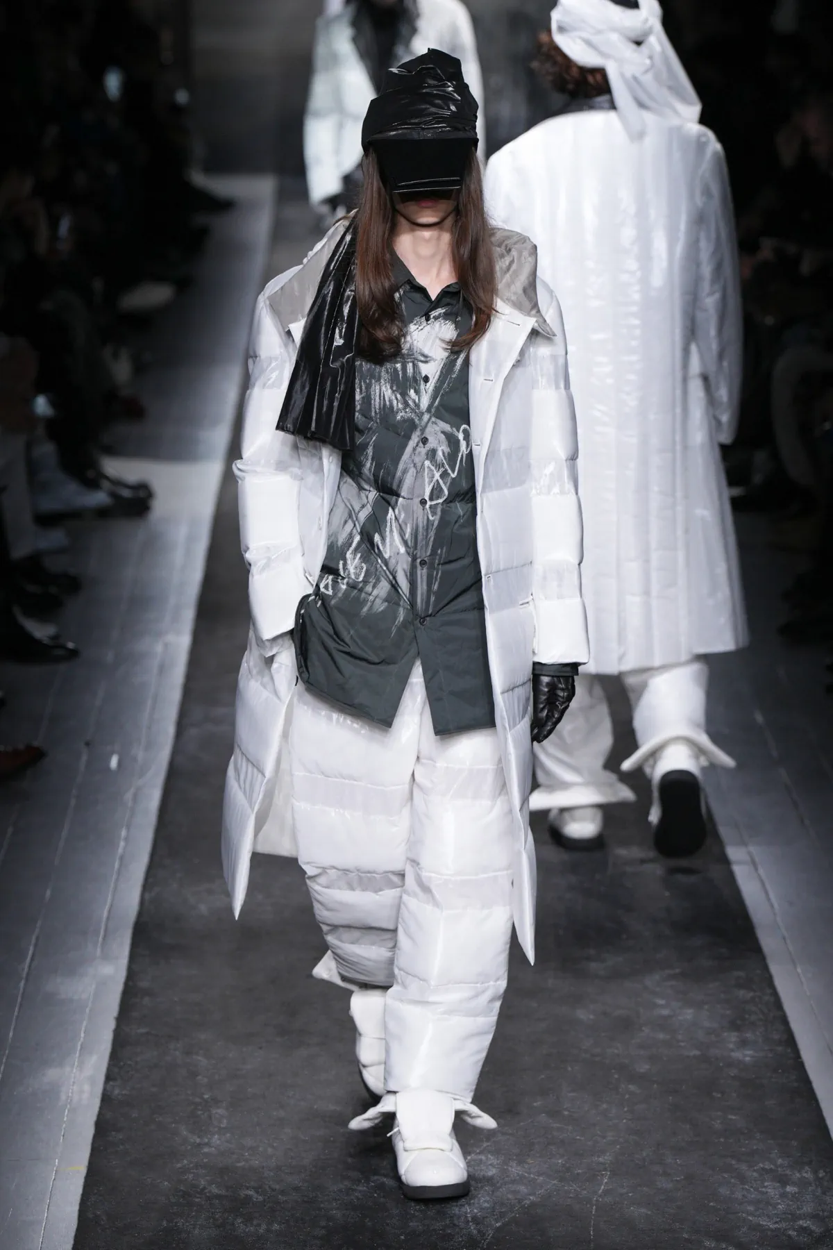 La collection automne 2025 de Yohji Yamamoto allie élégance et résistance aux rigueurs de l'hiver