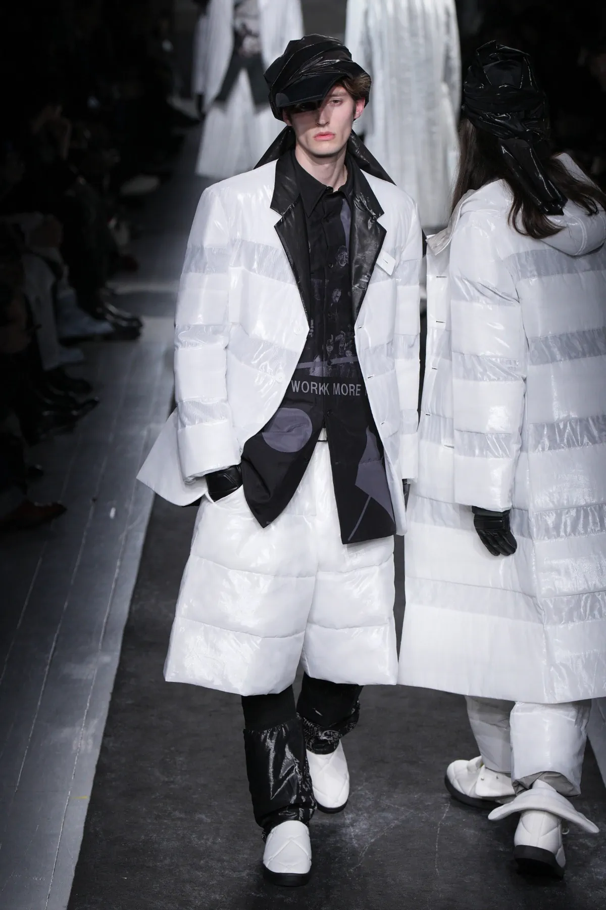 La collection automne 2025 de Yohji Yamamoto allie élégance et résistance aux rigueurs de l'hiver