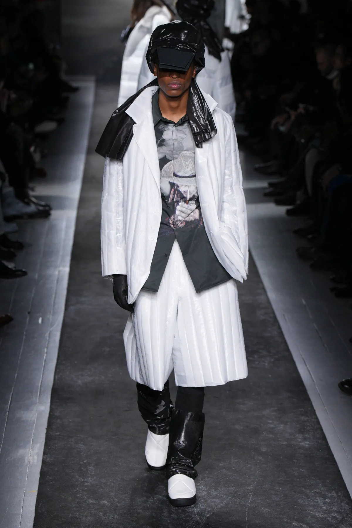 La collection automne 2025 de Yohji Yamamoto allie élégance et résistance aux rigueurs de l'hiver