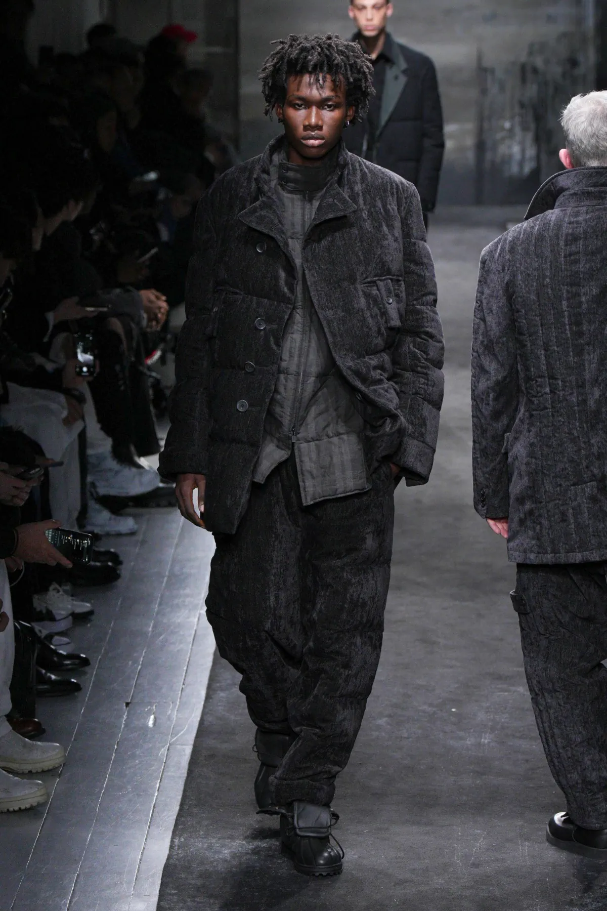 La collection automne 2025 de Yohji Yamamoto allie élégance et résistance aux rigueurs de l'hiver