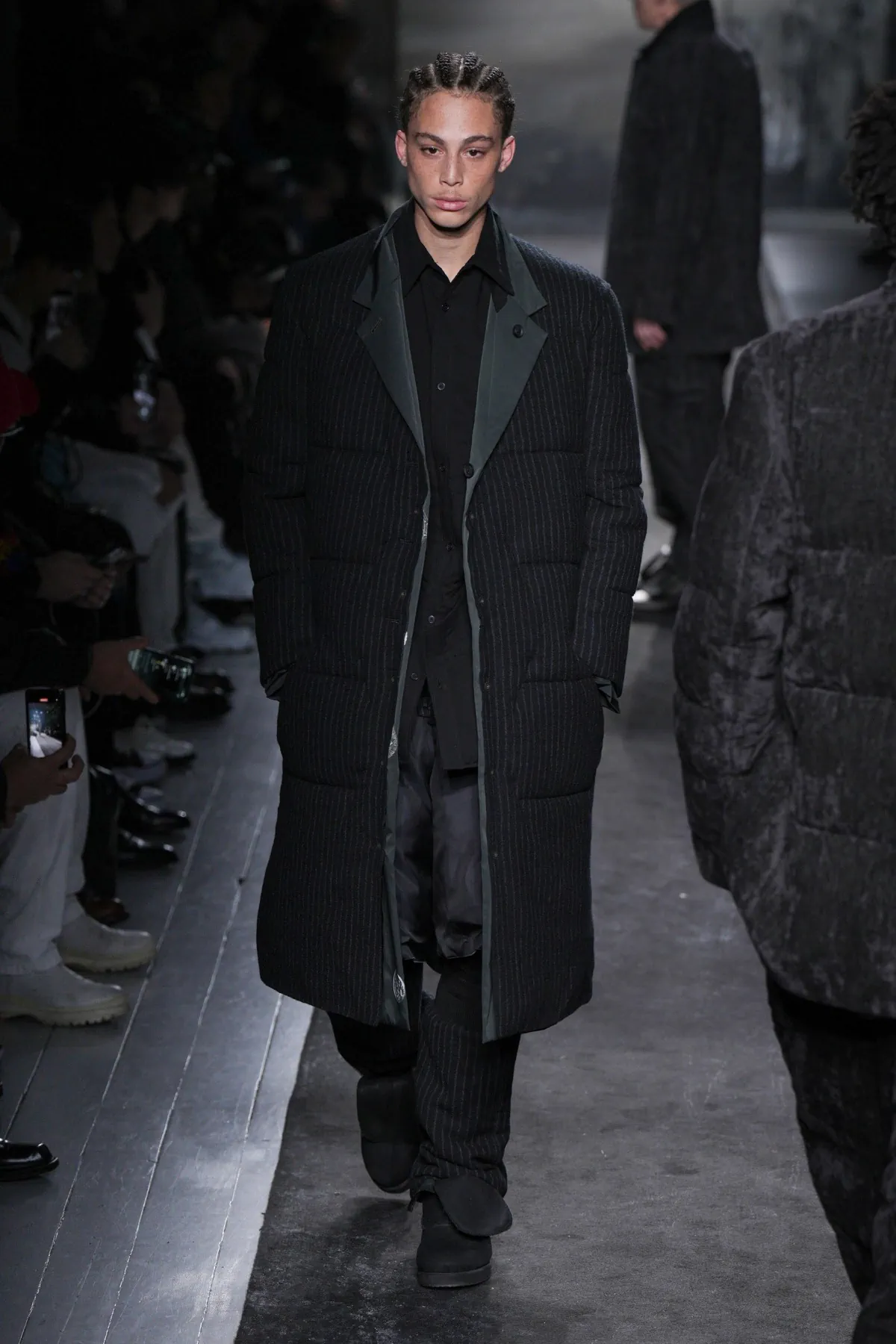 La collection automne 2025 de Yohji Yamamoto allie élégance et résistance aux rigueurs de l'hiver