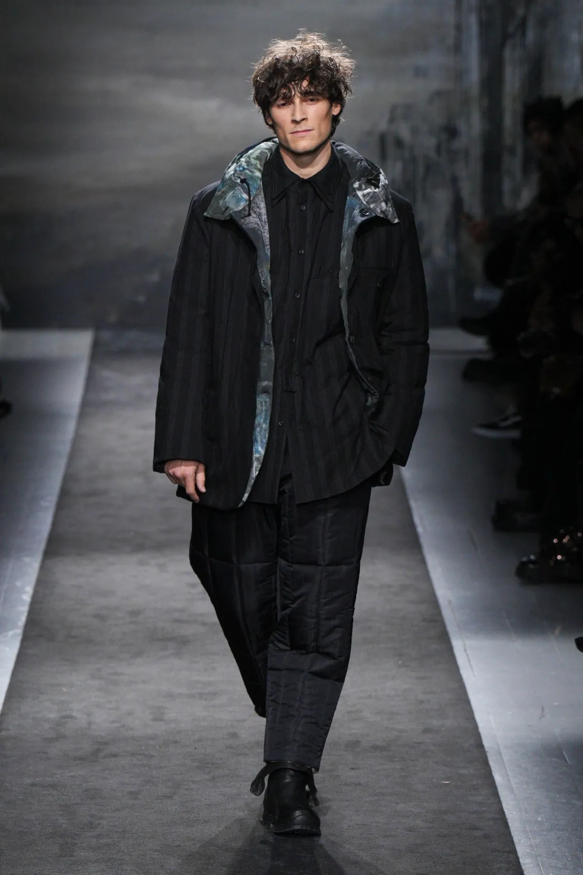 La collection automne 2025 de Yohji Yamamoto allie élégance et résistance aux rigueurs de l'hiver