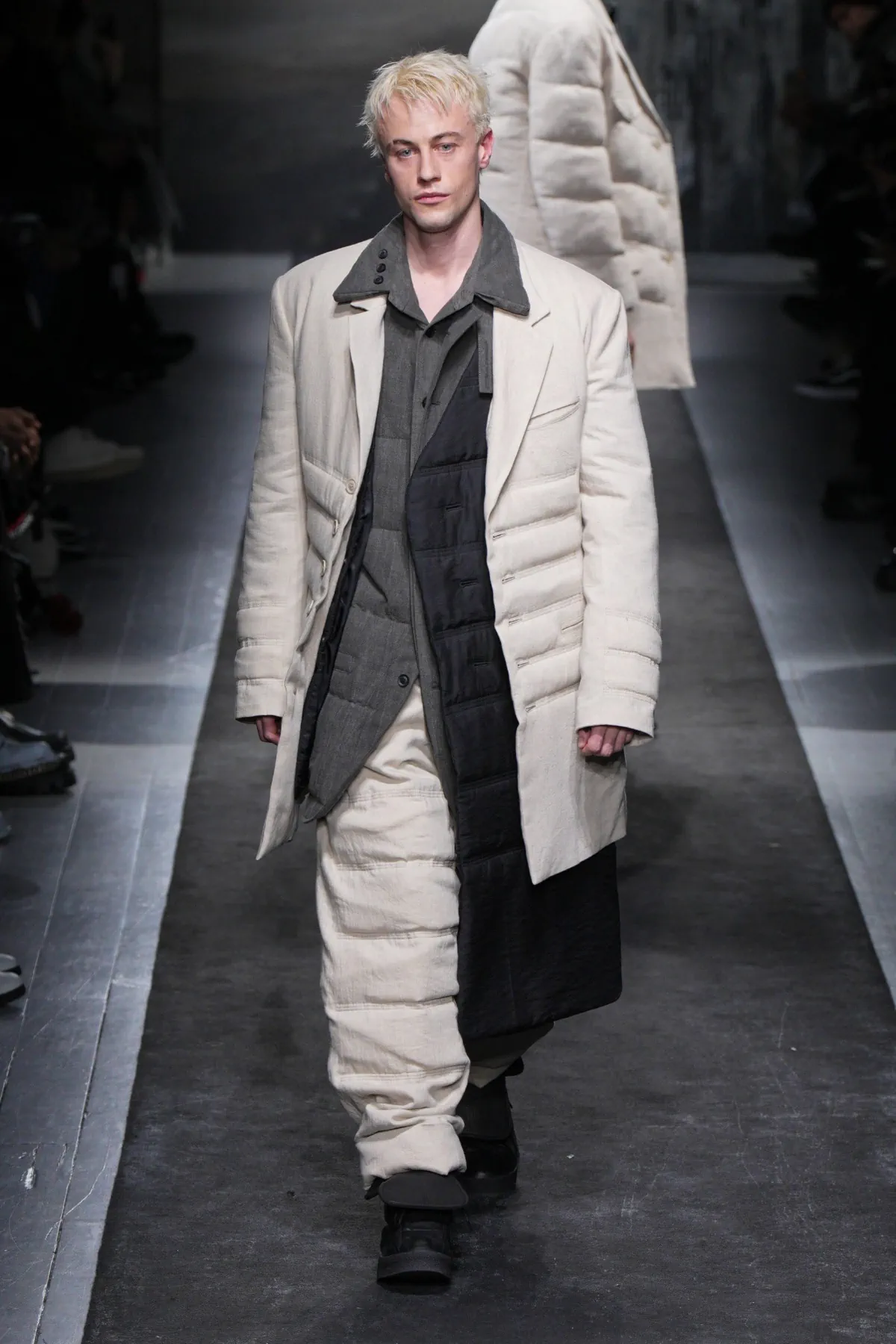 La collection automne 2025 de Yohji Yamamoto allie élégance et résistance aux rigueurs de l'hiver