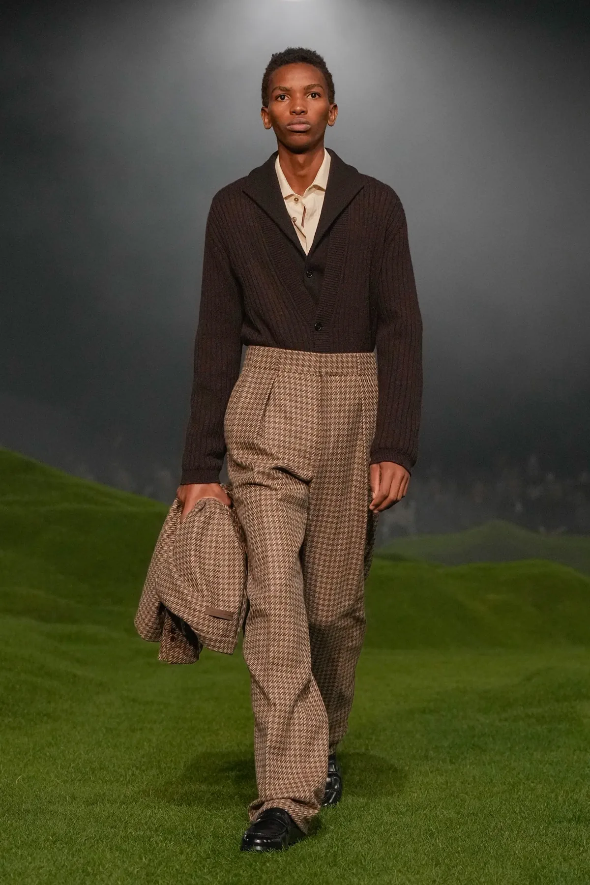 La collection ZEGNA Automne 2025 redéfinit les classiques de la mode masculine avec une touche de modernité